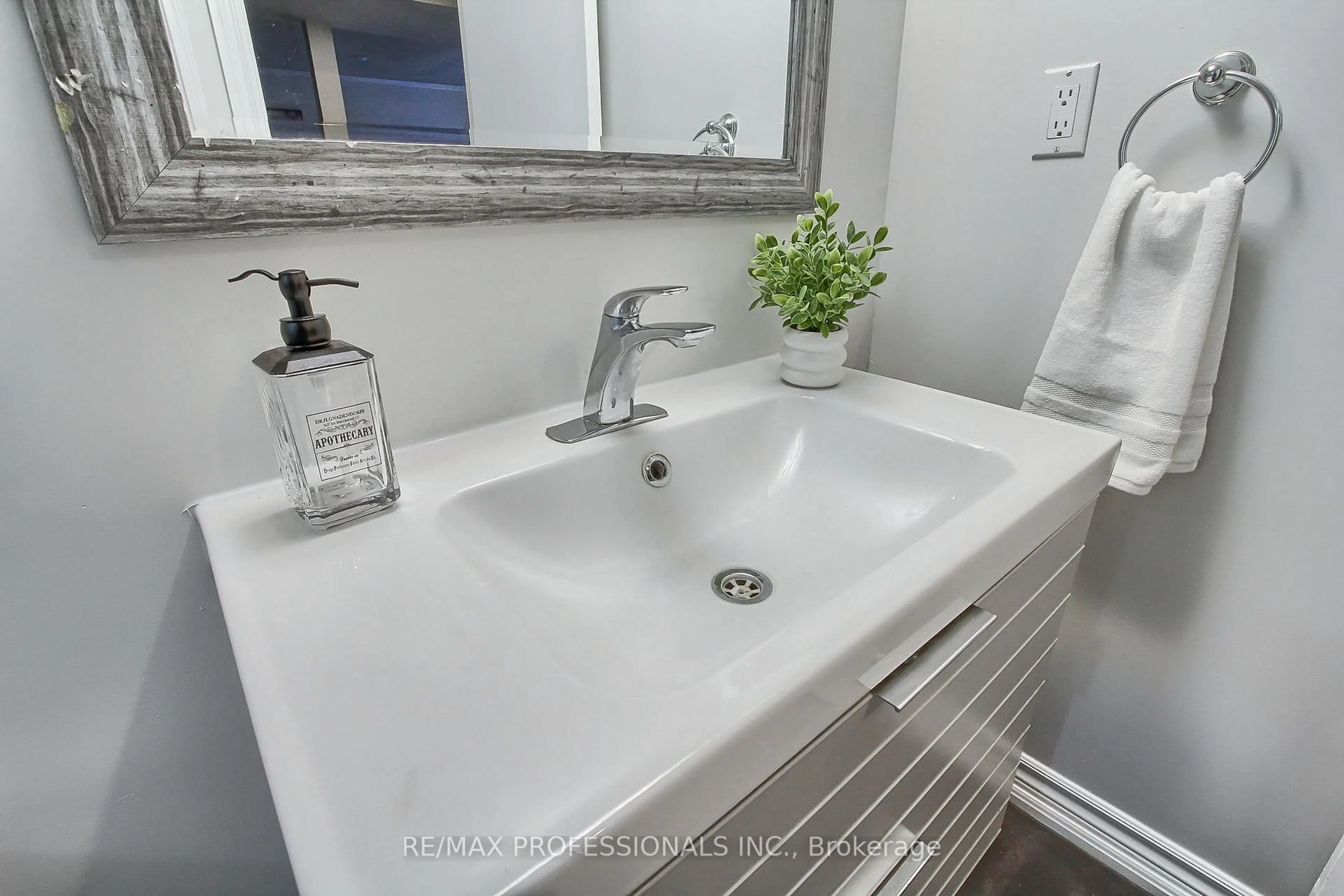 Contemporary bathroom, ceramic/tile floor for 425 CANTERBURY Cres, Oakville Ontario L6J 5K8