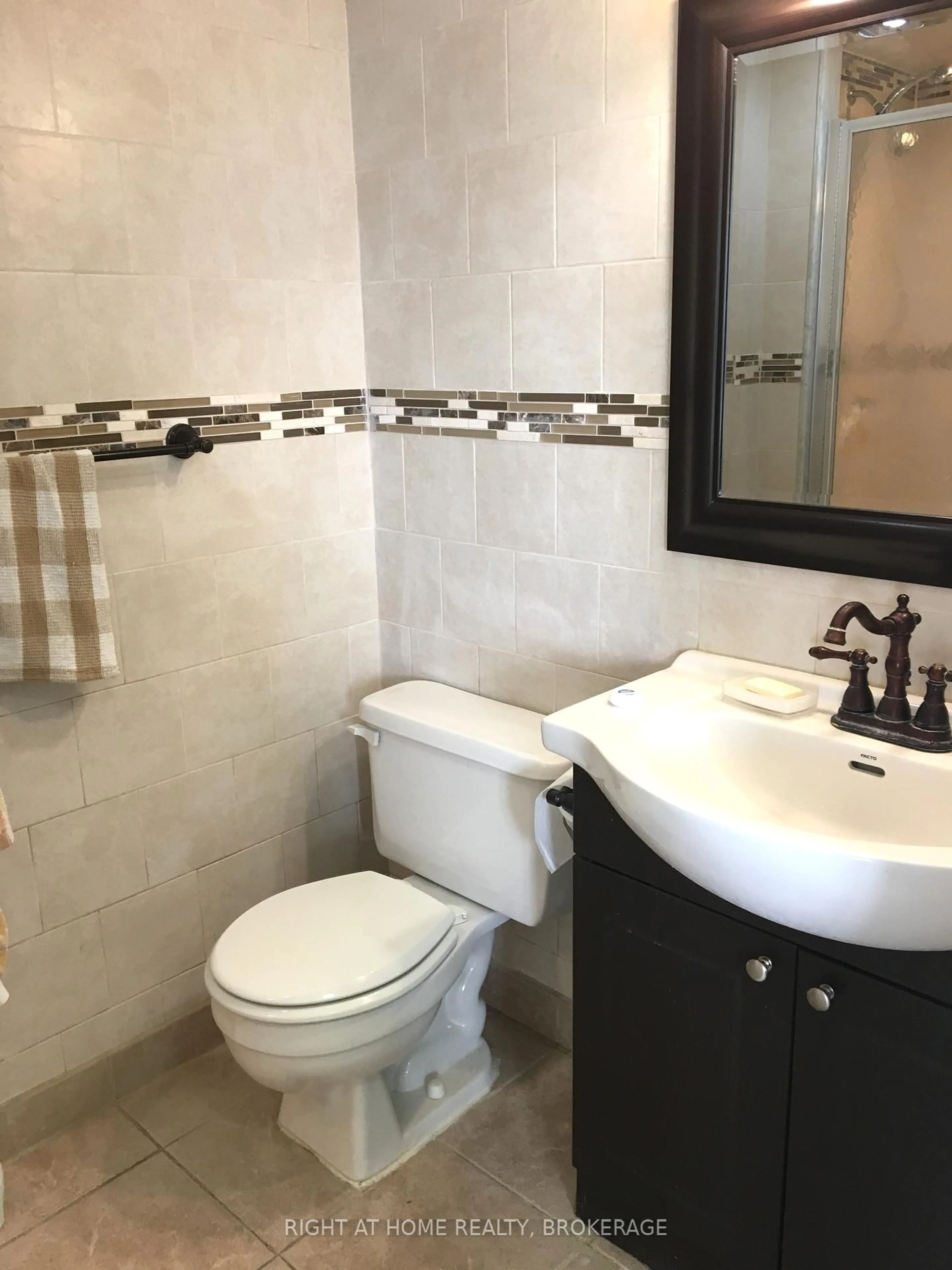 Standard bathroom, ceramic/tile floor for 285 Enfield Pl #2004, Mississauga Ontario L5B 3Y6