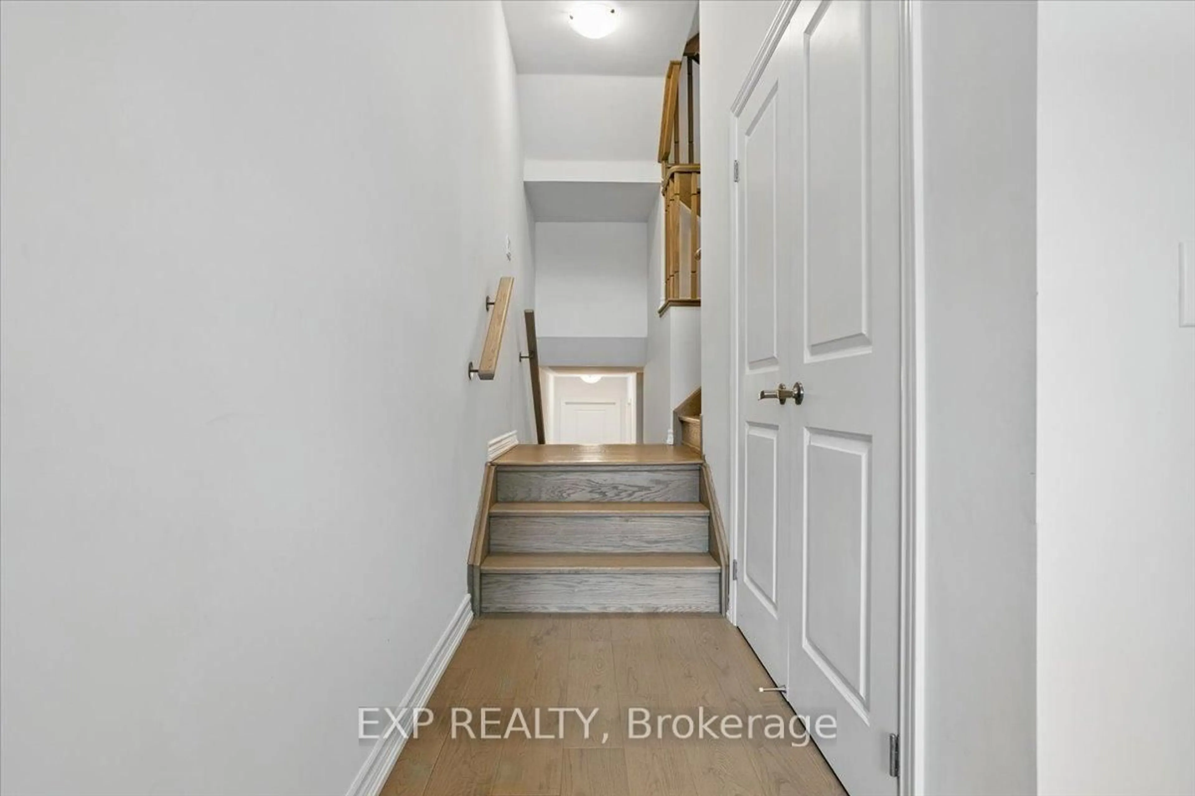 Indoor entryway for 59 Gemma Pl, Brampton Ontario L6X 1Z9
