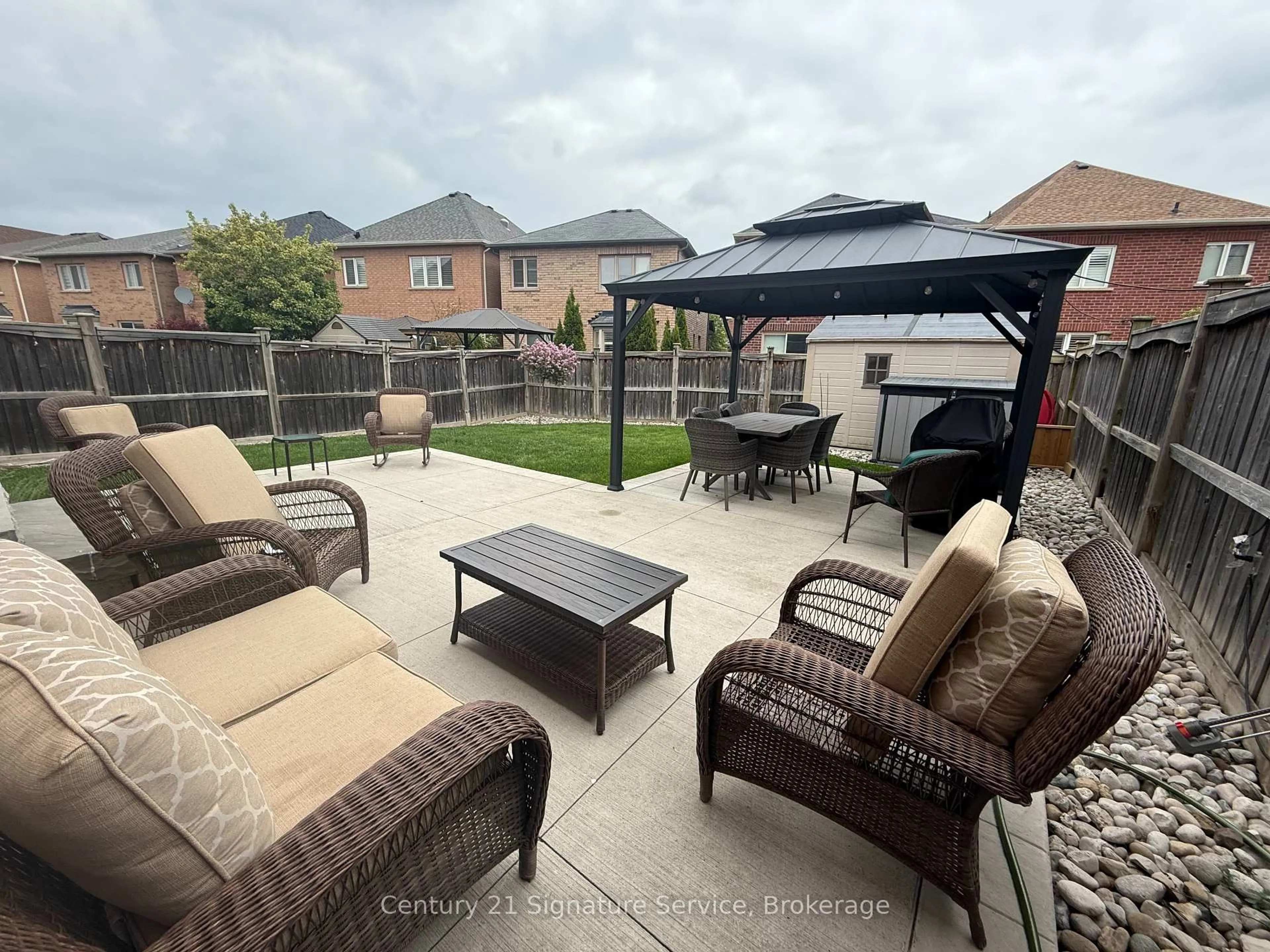 Patio, street for 162 Lavery Hts, Milton Ontario L9T 0V4