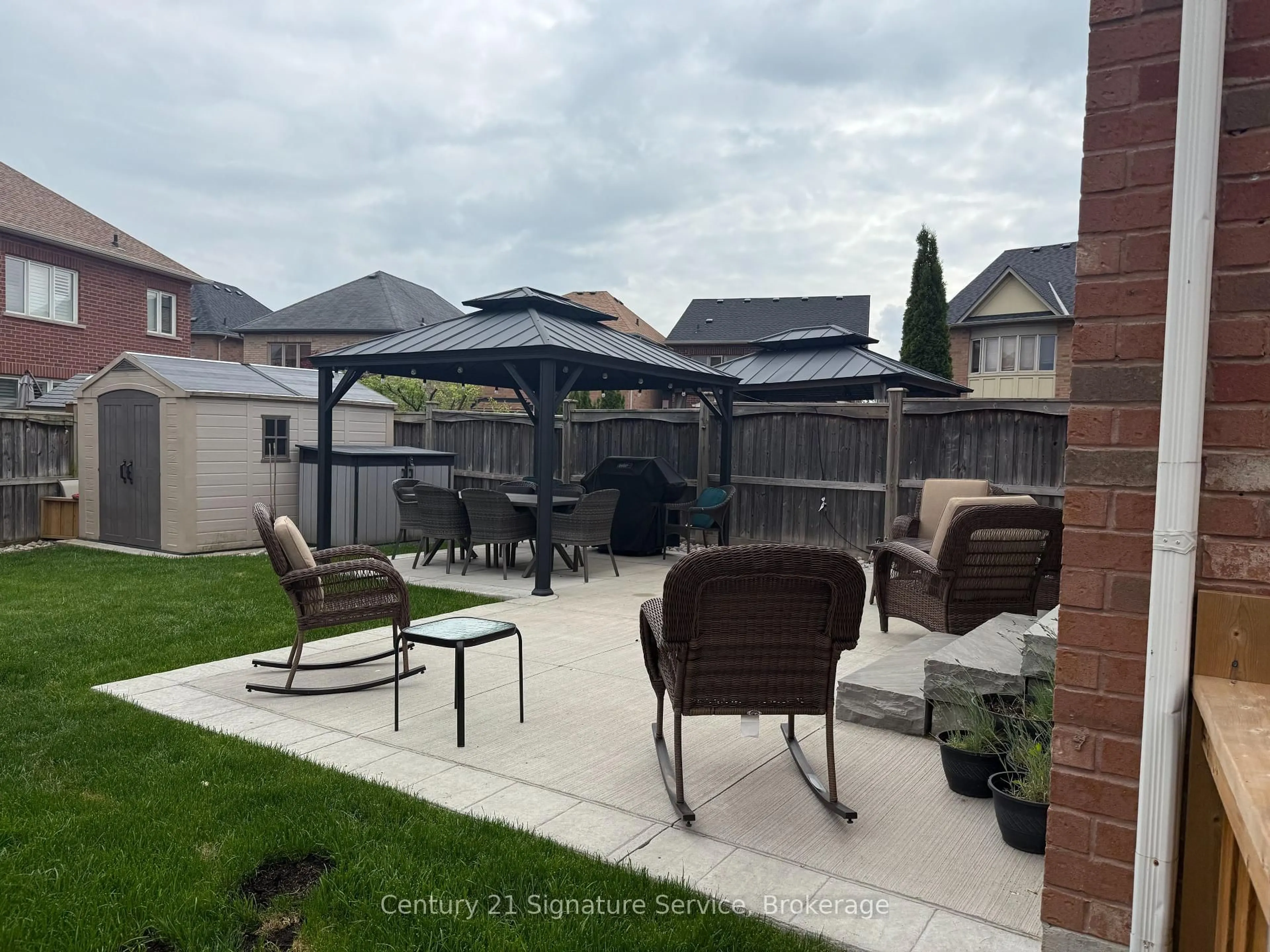 Patio, street for 162 Lavery Hts, Milton Ontario L9T 0V4