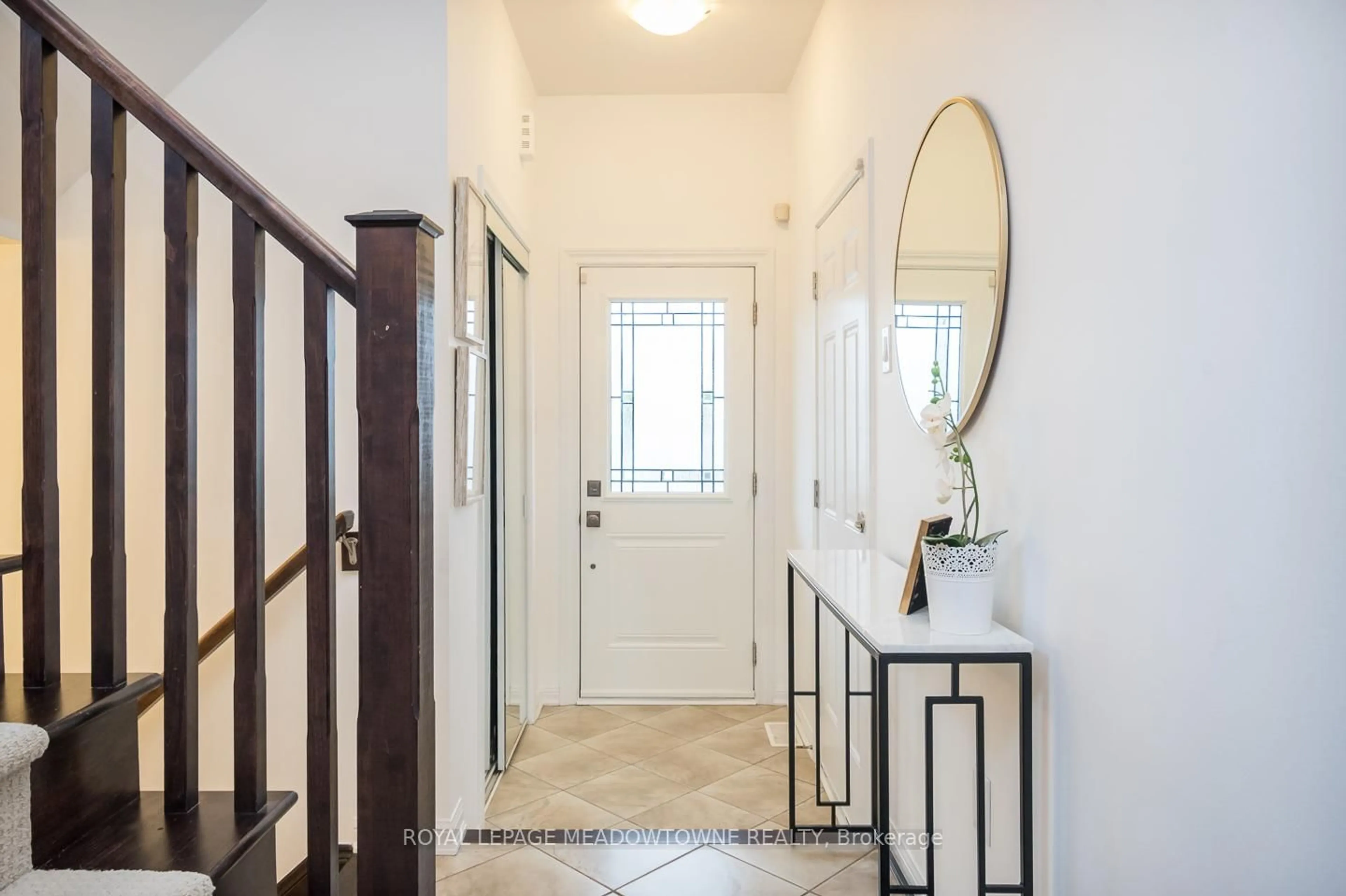 Indoor entryway for 1065 Nadalin Hts, Milton Ontario L9T 8H4