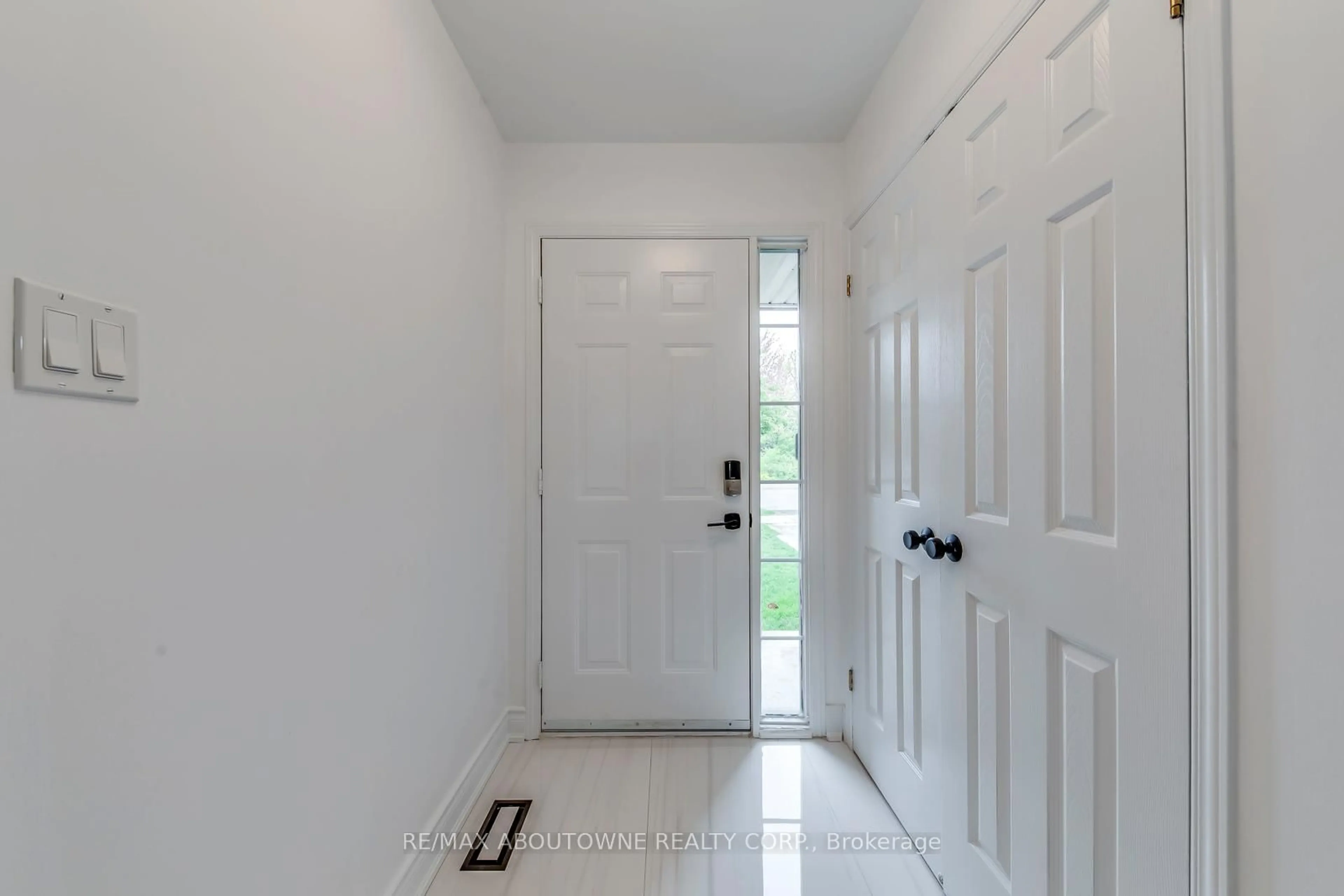Indoor entryway for 2246 Fairbairn Crt, Oakville Ontario L6M 4R2