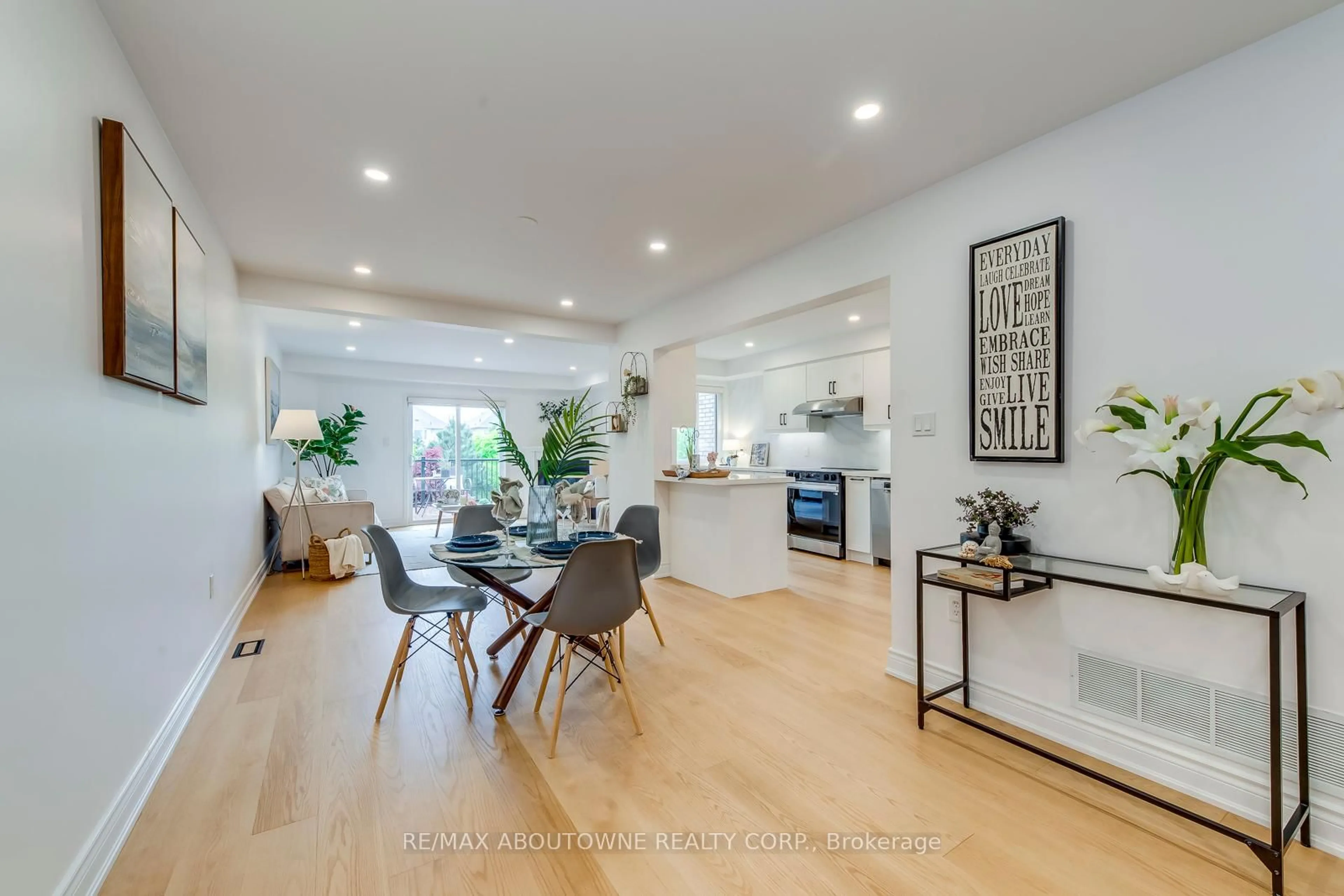 Open concept kitchen, unknown for 2246 Fairbairn Crt, Oakville Ontario L6M 4R2