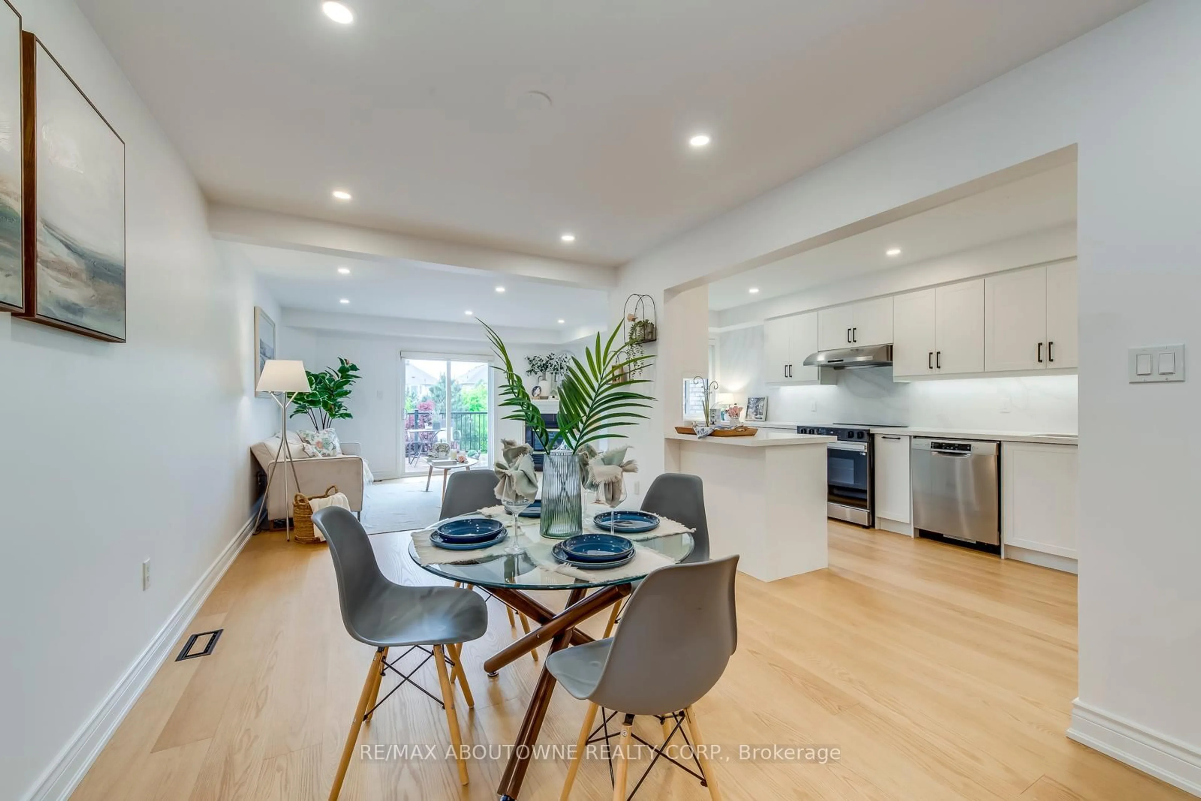Open concept kitchen, unknown for 2246 Fairbairn Crt, Oakville Ontario L6M 4R2