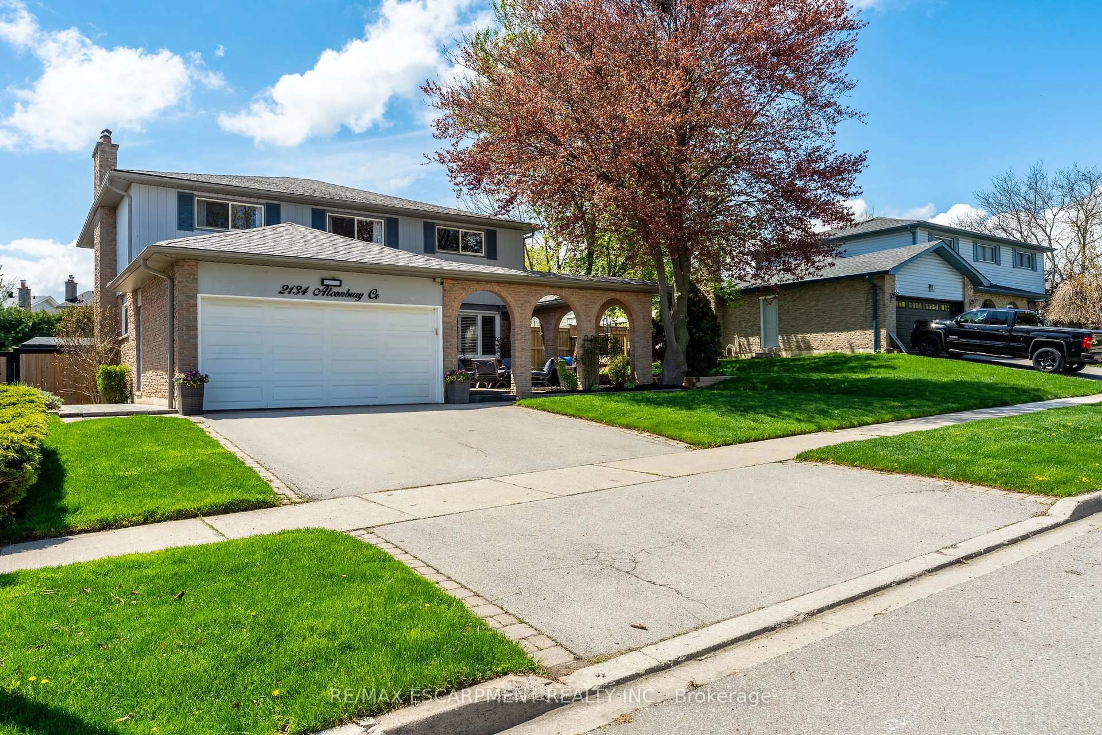 Home with vinyl exterior material, street for 2134 Alconbury Cres, Burlington Ontario L7P 3C4