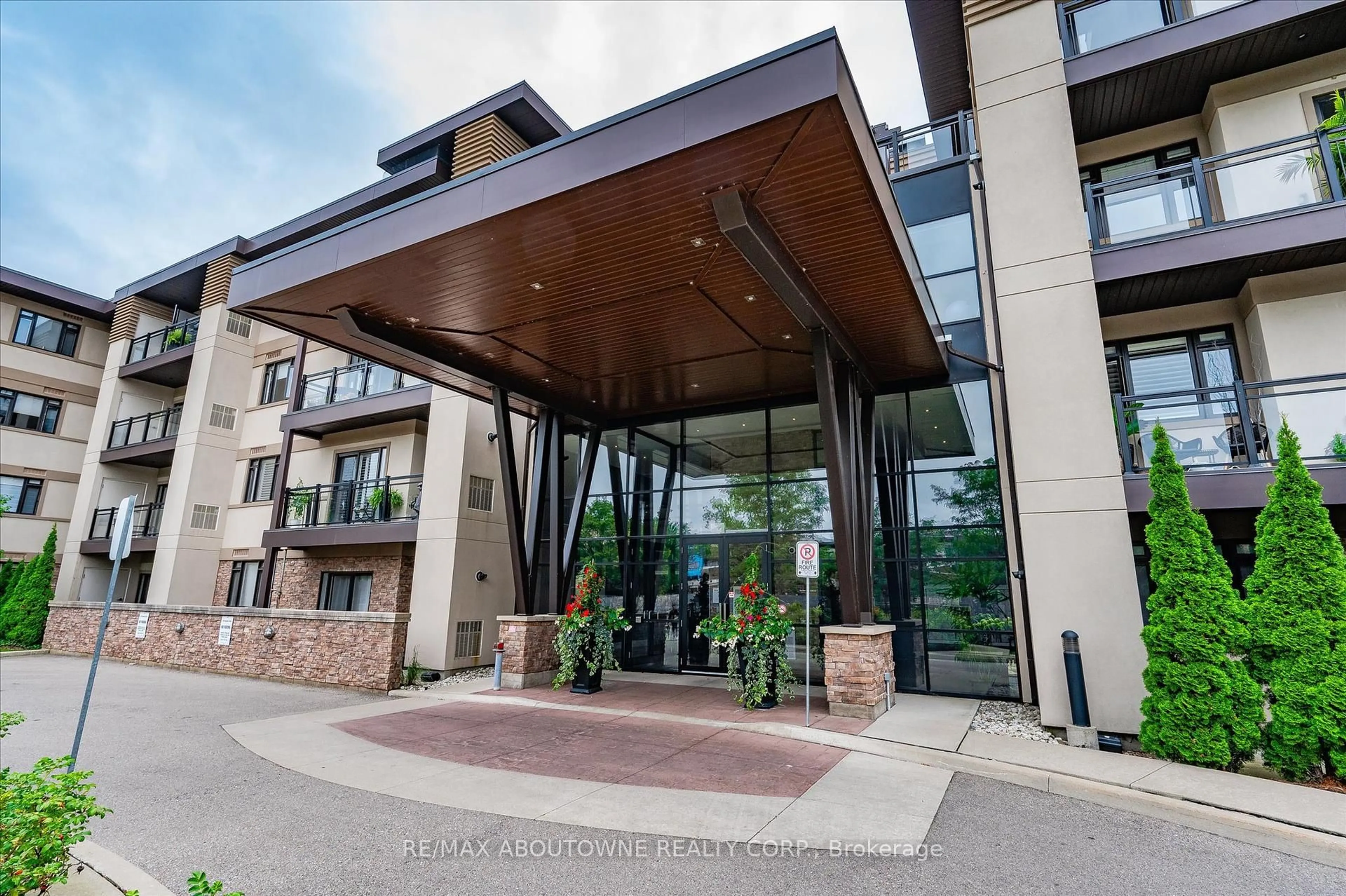 Indoor foyer for 128 Garden Dr #119, Oakville Ontario L6K 0H7