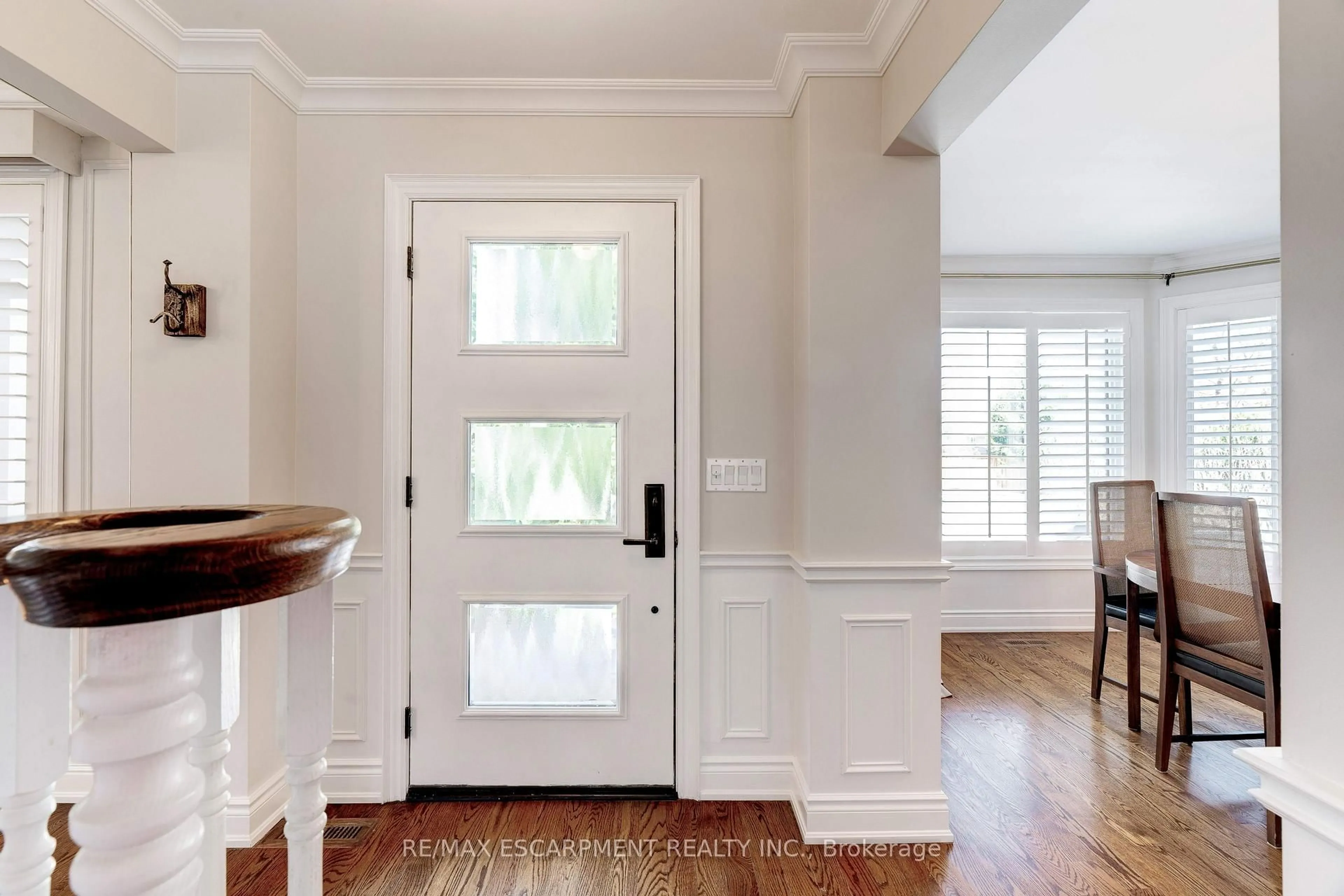 Indoor entryway for 4302 SHOREACRES Pl, Burlington Ontario L7L 5N1