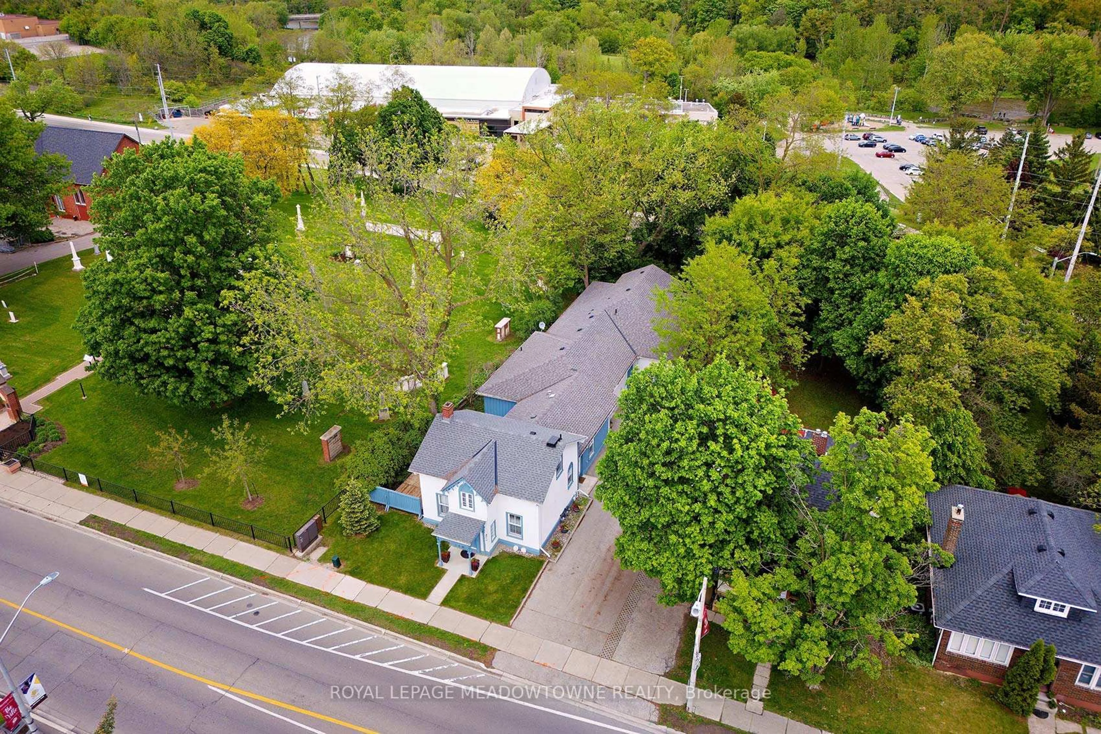 A pic from outside/outdoor area/front of a property/back of a property/a pic from drone, street for 307 Queen St, Mississauga Ontario L5M 1L9