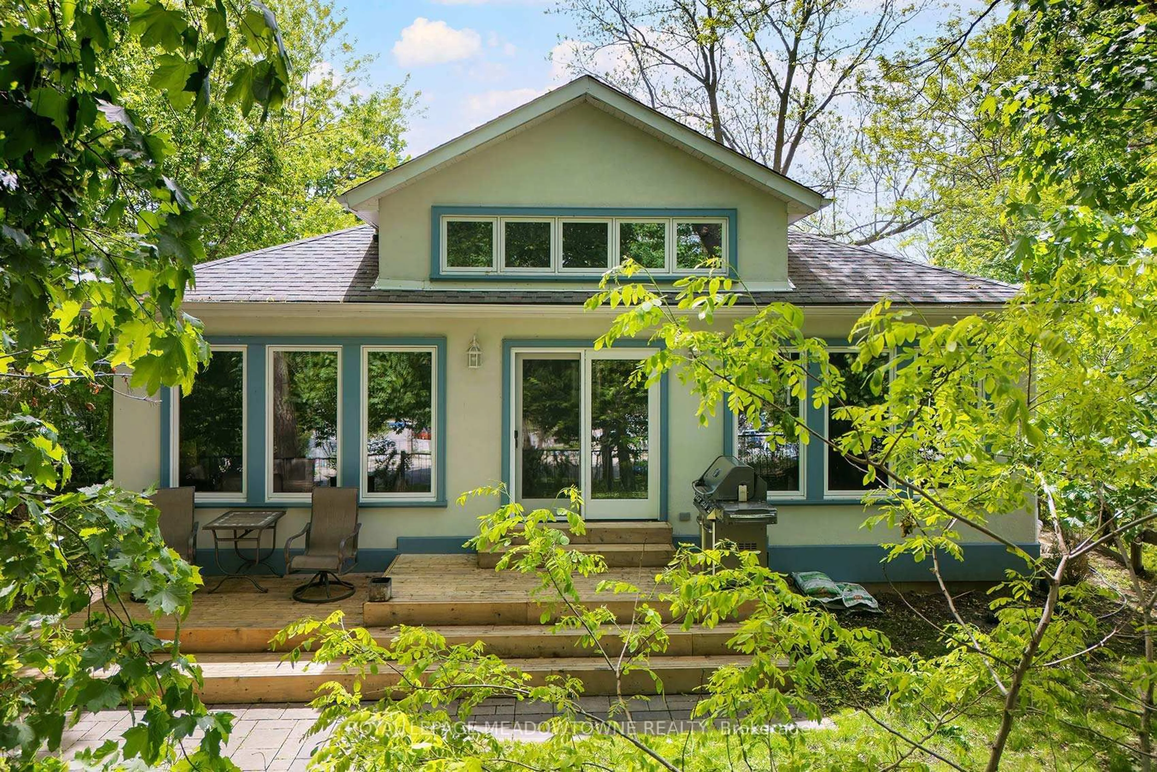 Home with vinyl exterior material, street for 307 Queen St, Mississauga Ontario L5M 1L9