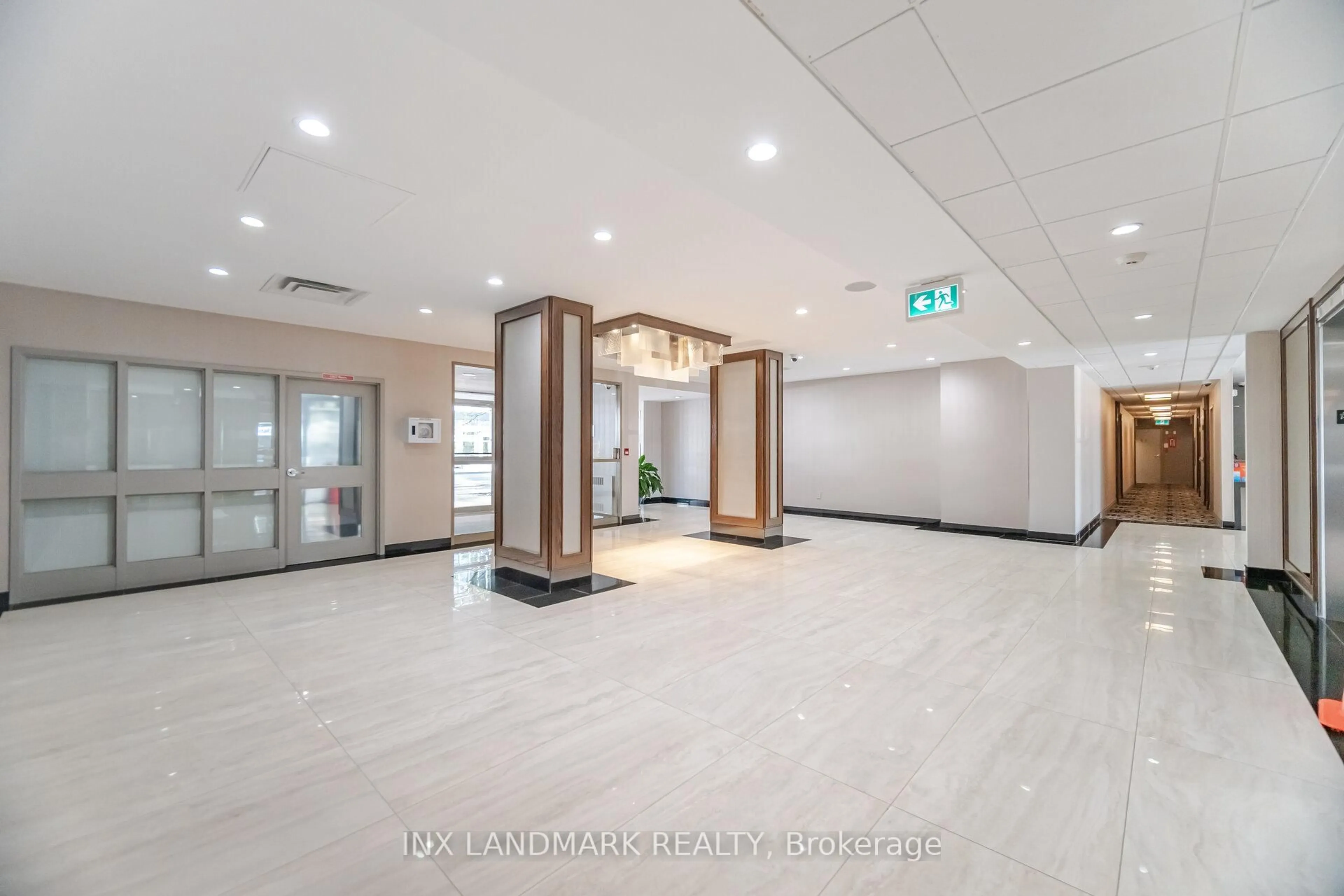 Indoor foyer for 330 Rathburn Rd #2008, Mississauga Ontario L5B 3Y1