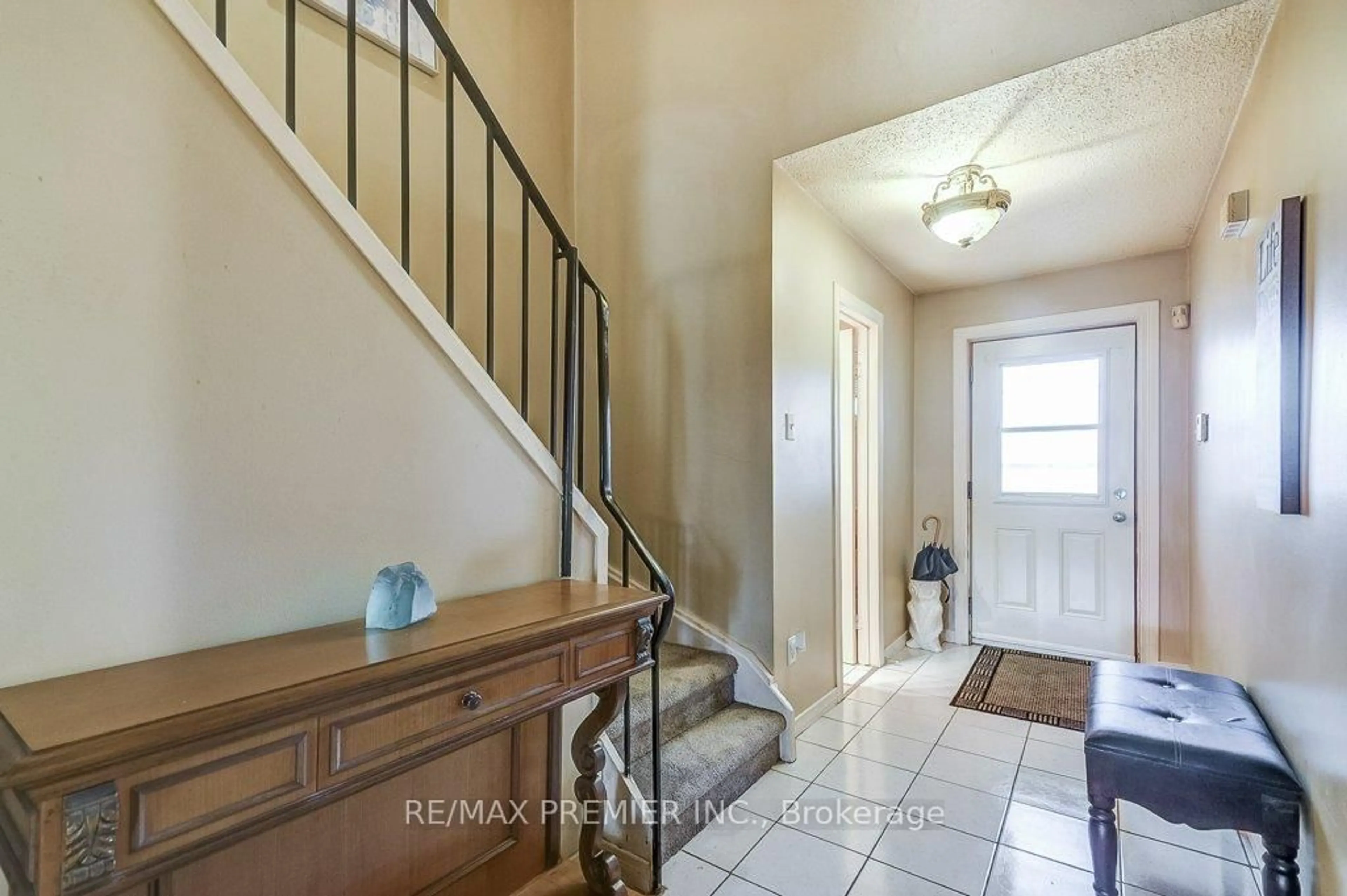 Indoor entryway for 2670 Battleford Rd #81, Mississauga Ontario L5N 2S7