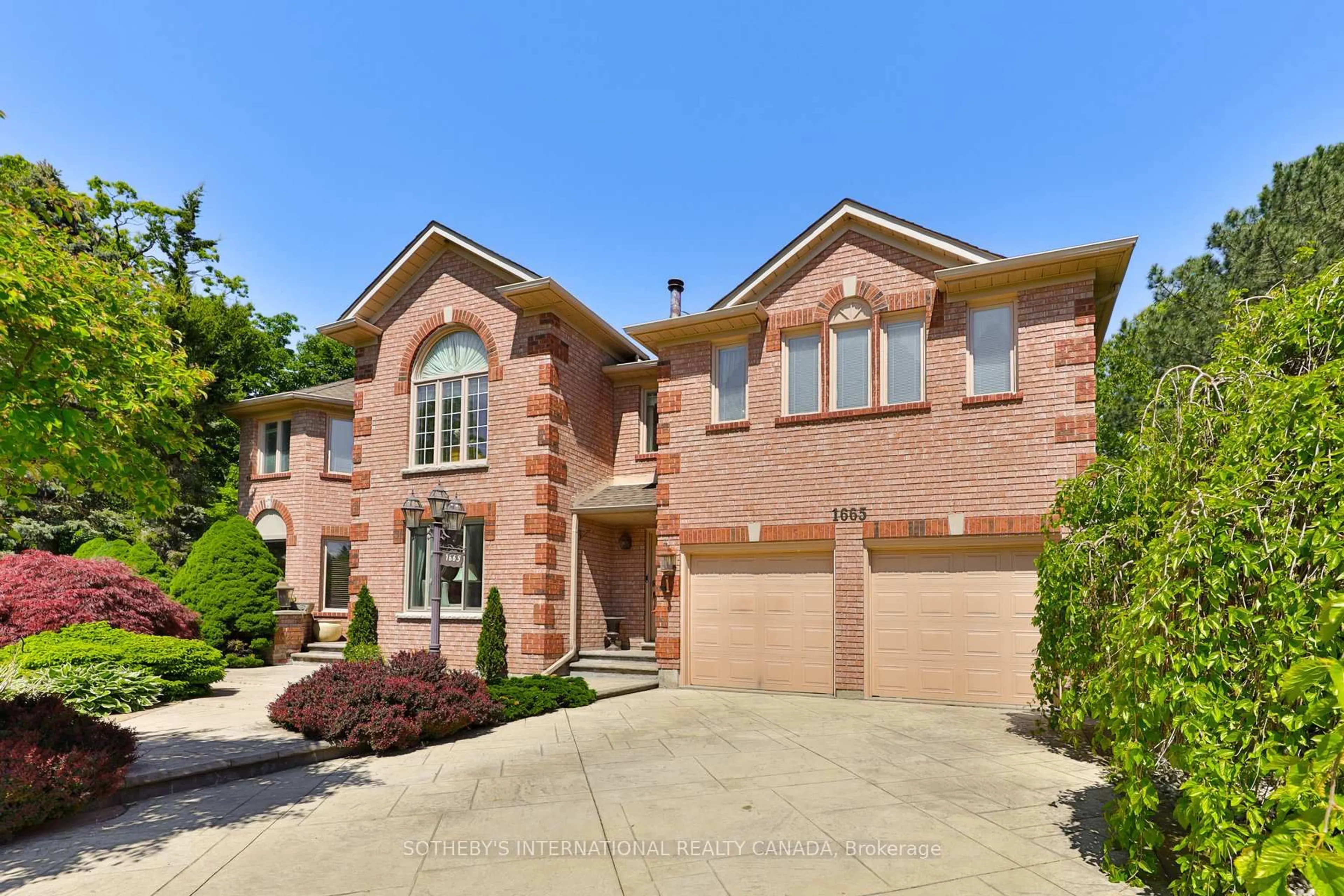 Home with brick exterior material, street for 1665 Roundleaf Crt, Burlington Ontario L7P 4T5