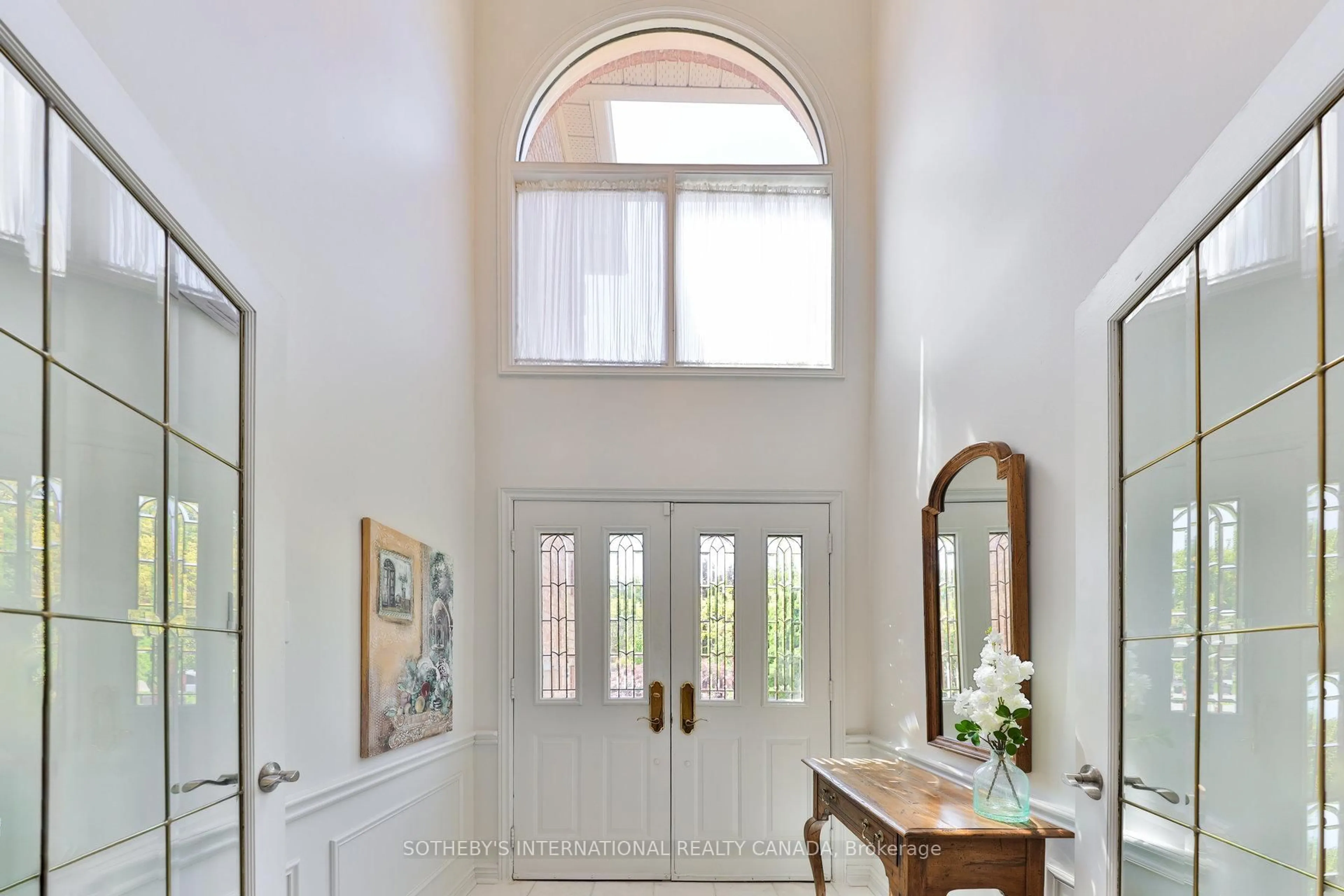 Indoor entryway for 1665 Roundleaf Crt, Burlington Ontario L7P 4T5