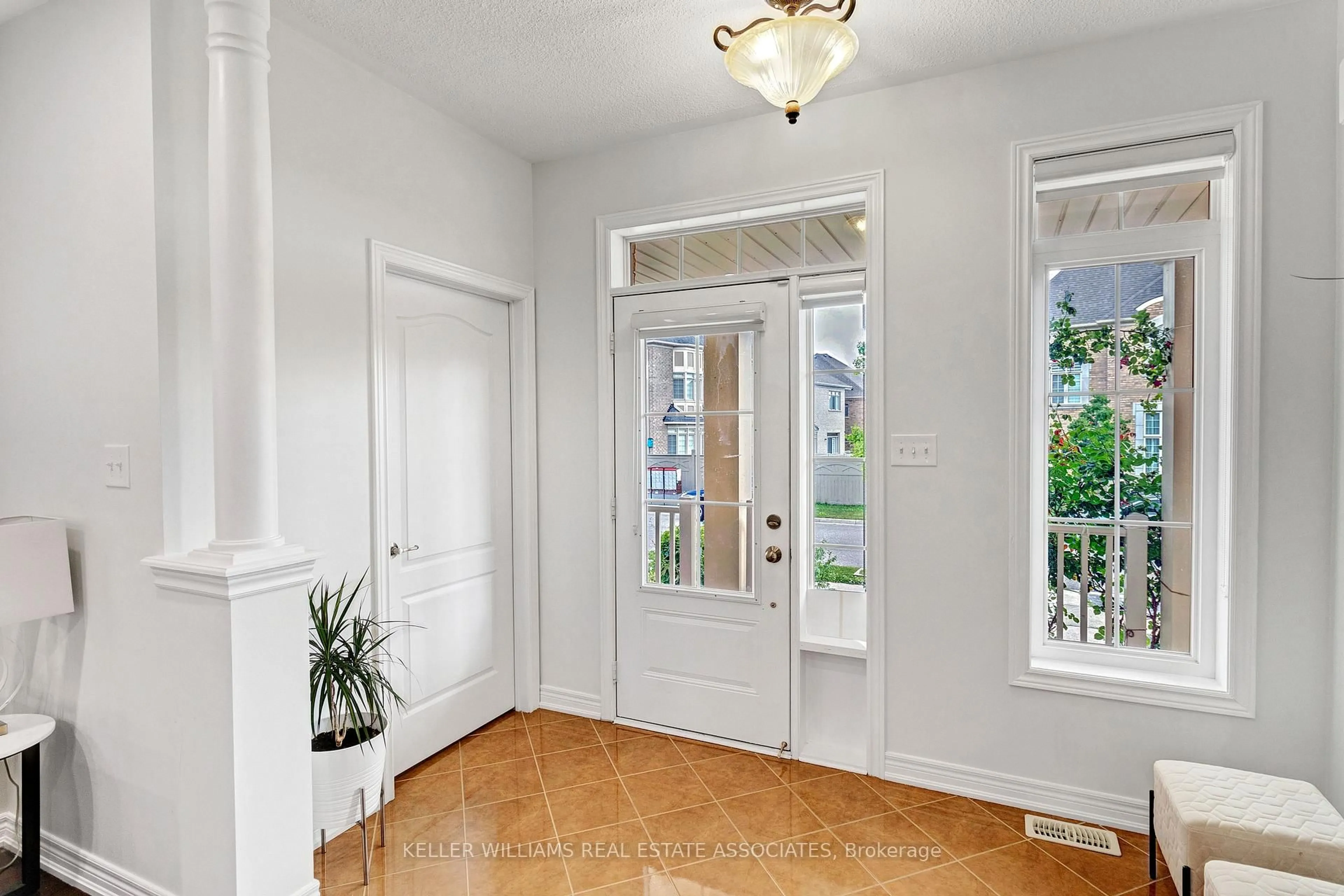 Indoor entryway for 51 Black Diamond Cres, Brampton Ontario L6X 1A2