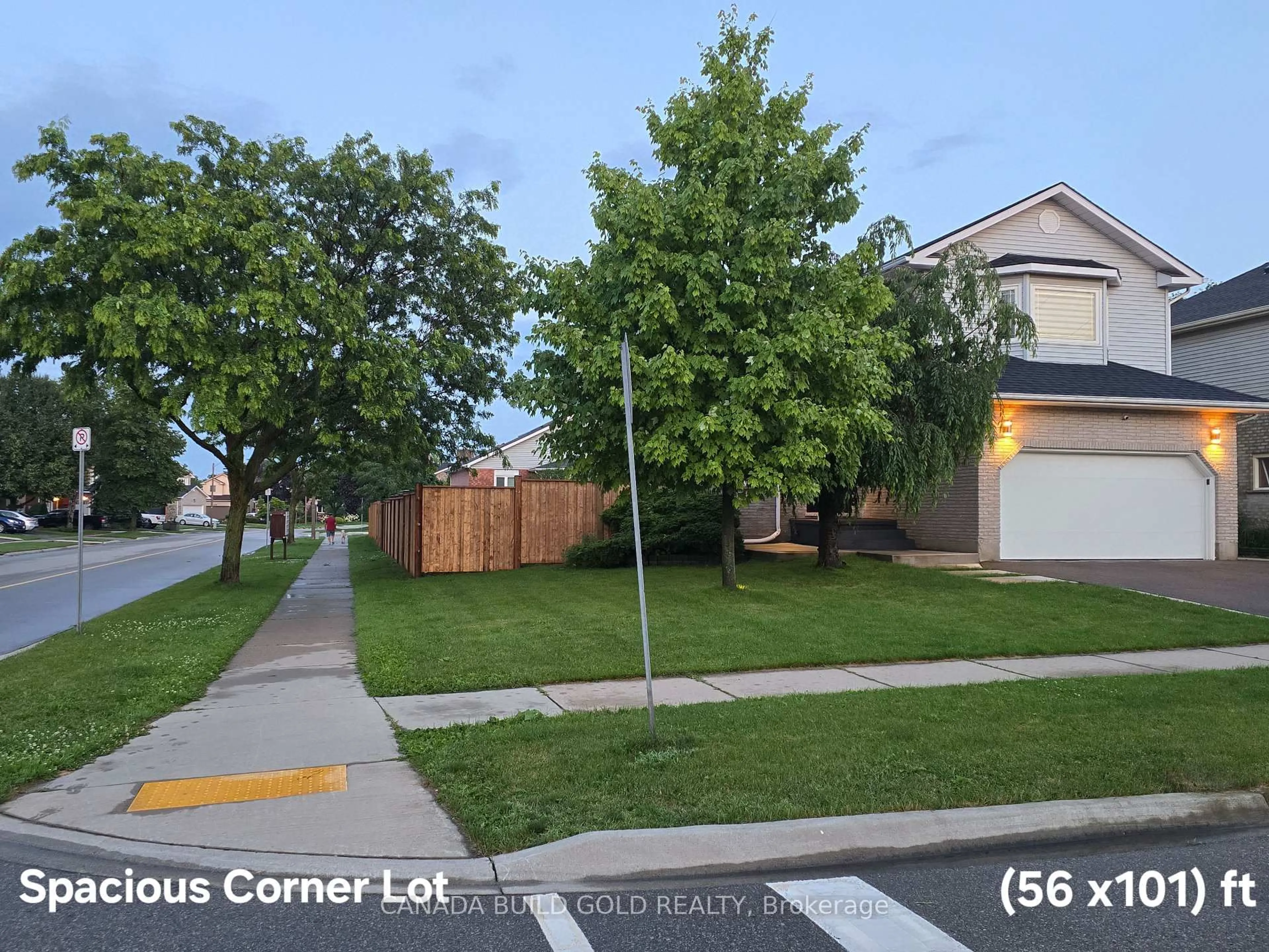 A pic from outside/outdoor area/front of a property/back of a property/a pic from drone, street for 2211 Heidi Ave, Burlington Ontario L7M 3W5