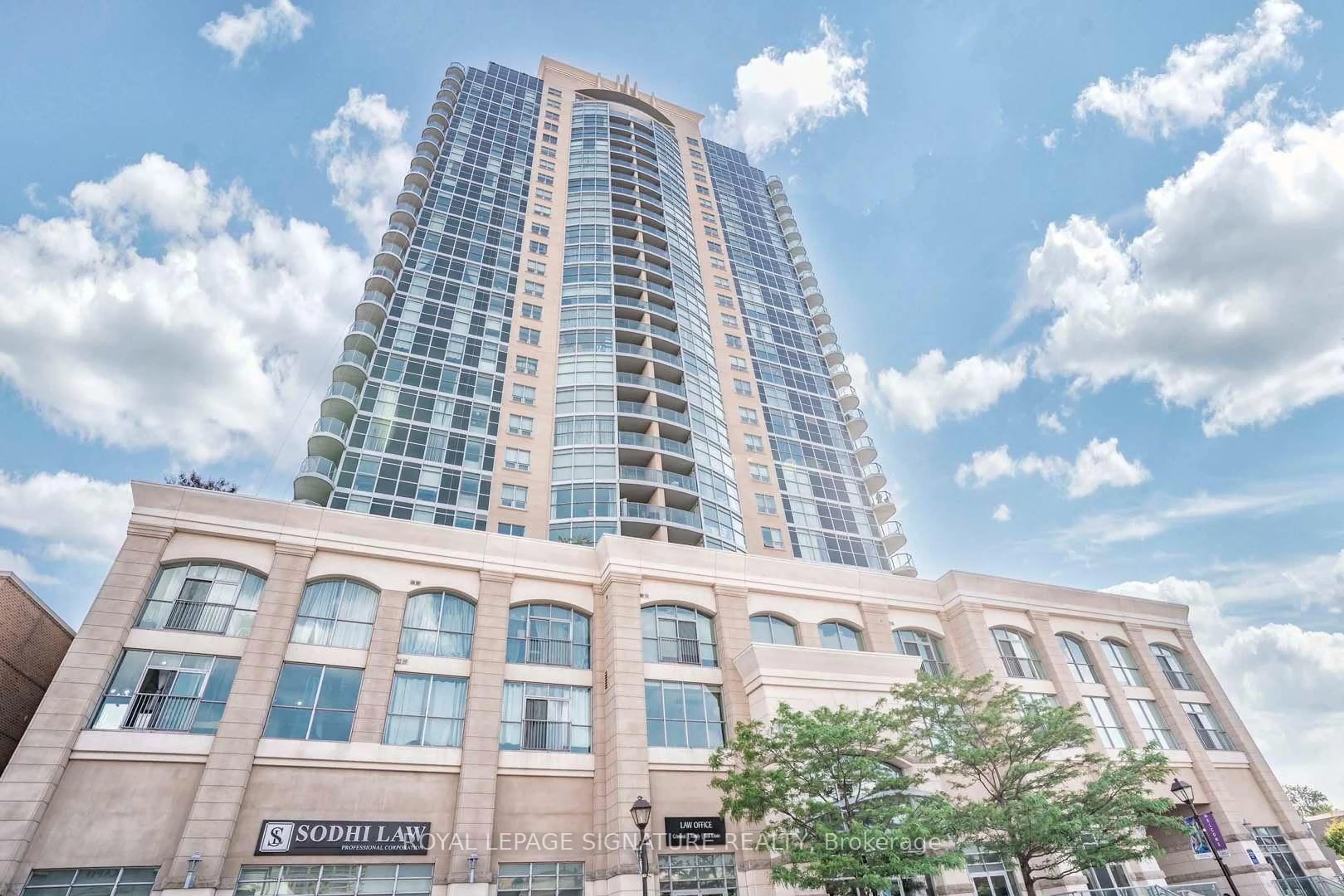 Indoor foyer for 9 George St #612, Brampton Ontario L6X 0T6