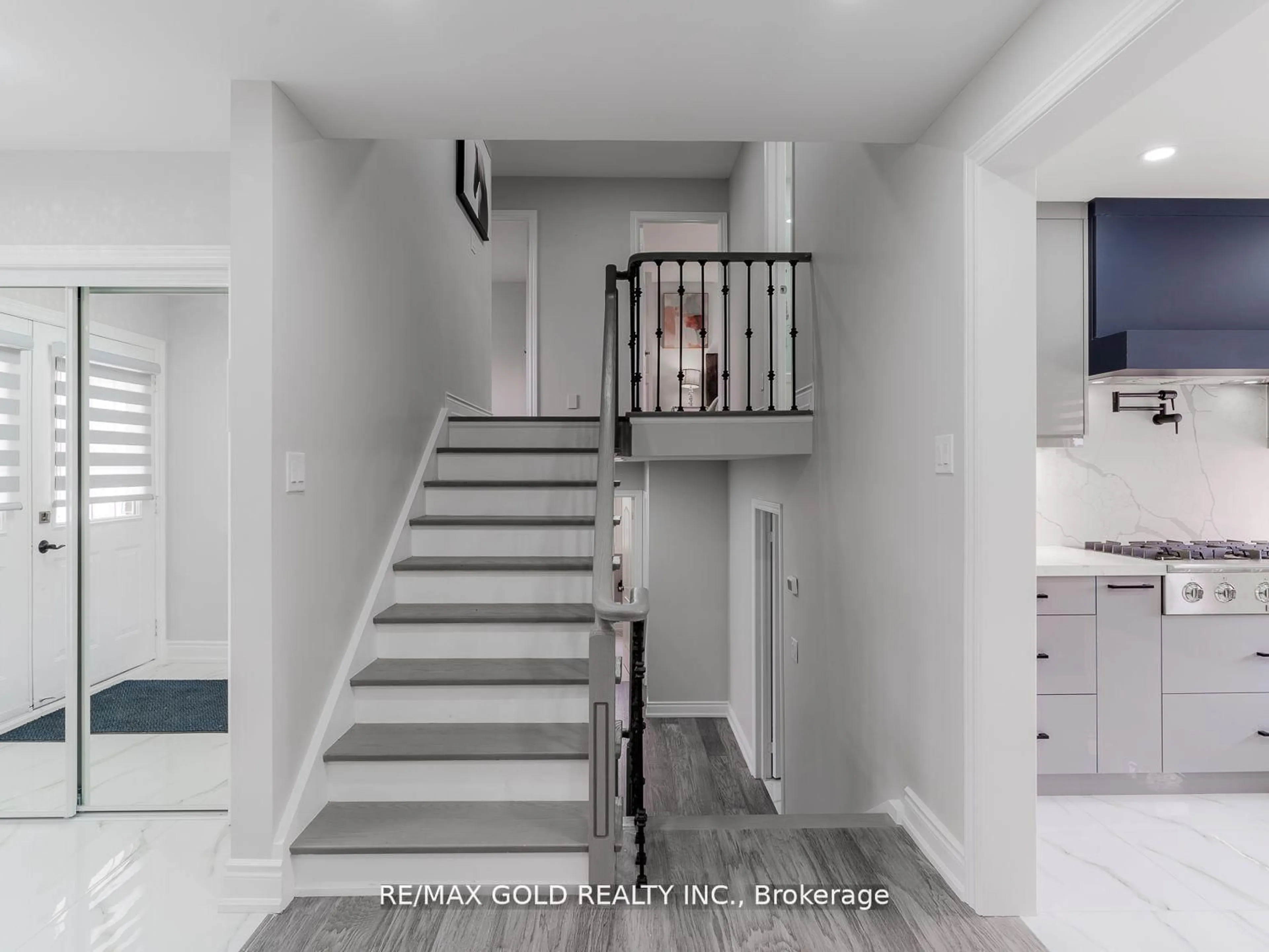 Stairs for 20205 Kennedy Rd, Caledon Ontario L7K 1Z2
