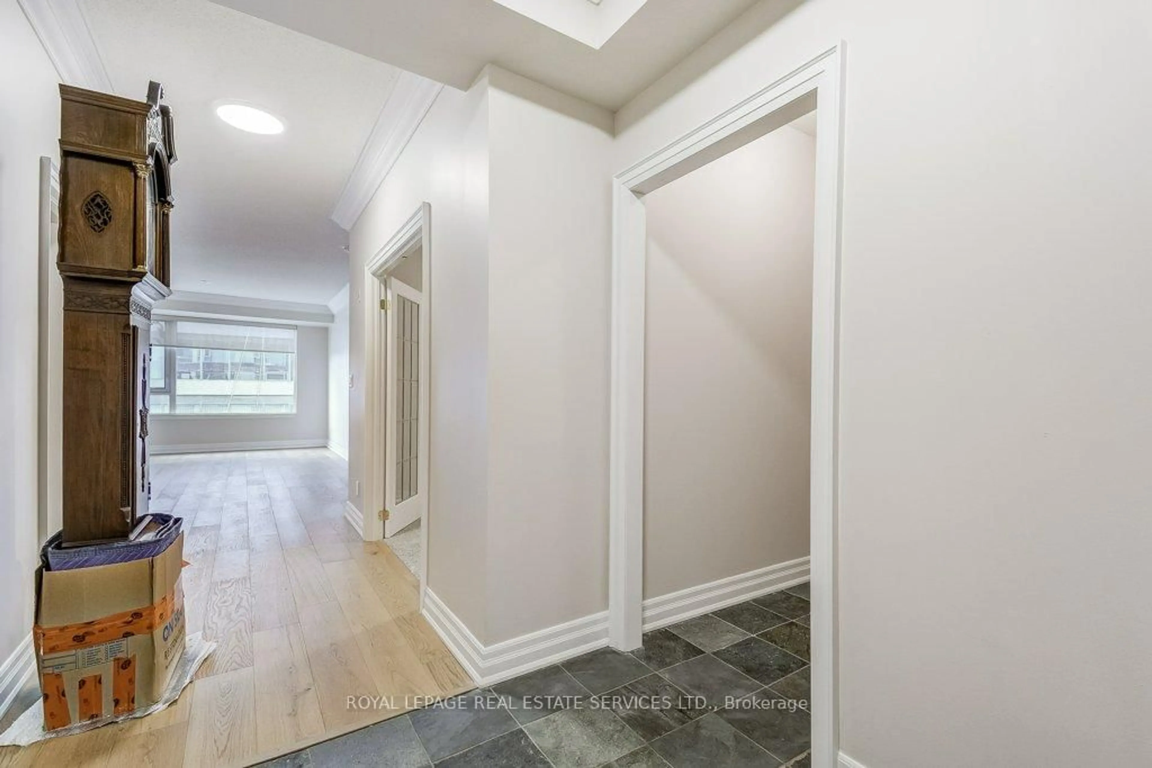 Indoor entryway for 65 Port St #406, Mississauga Ontario L5G 4V3