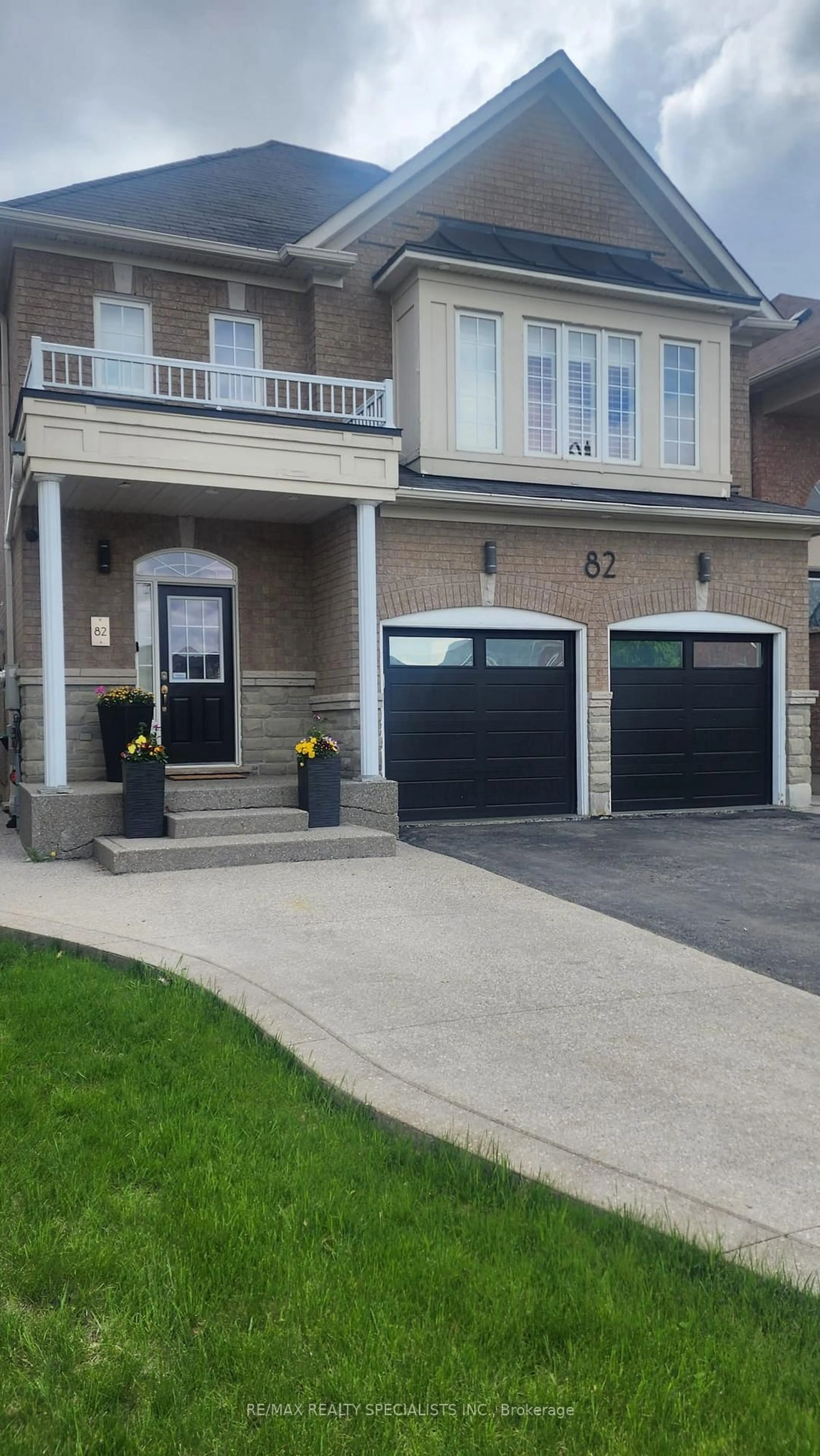 Indoor garage for 82 Yellow Avens Blvd, Brampton Ontario L6R 0T3
