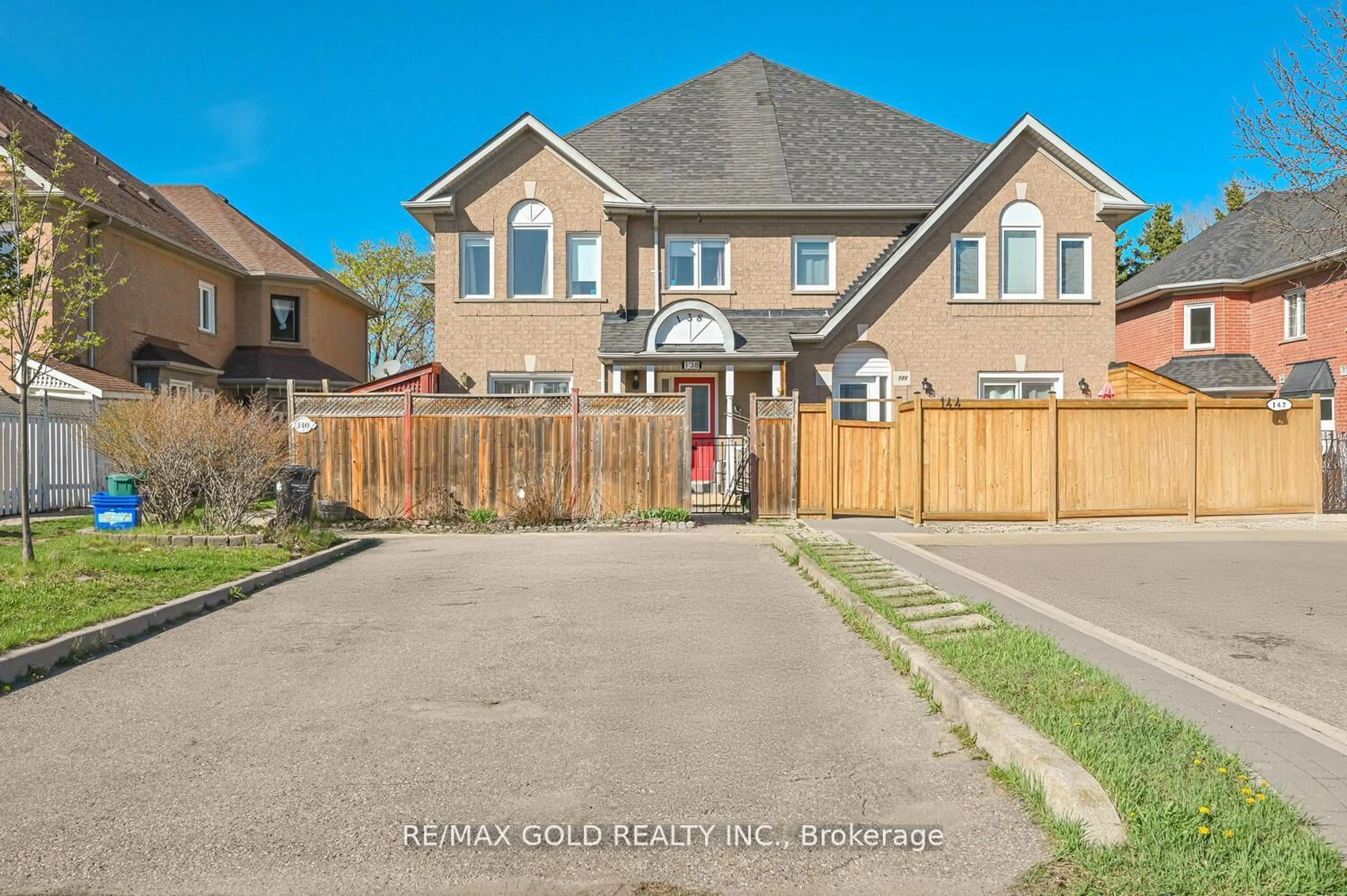 A pic from outside/outdoor area/front of a property/back of a property/a pic from drone, street for 138 Pressed Brick Dr, Brampton Ontario L6V 4K3