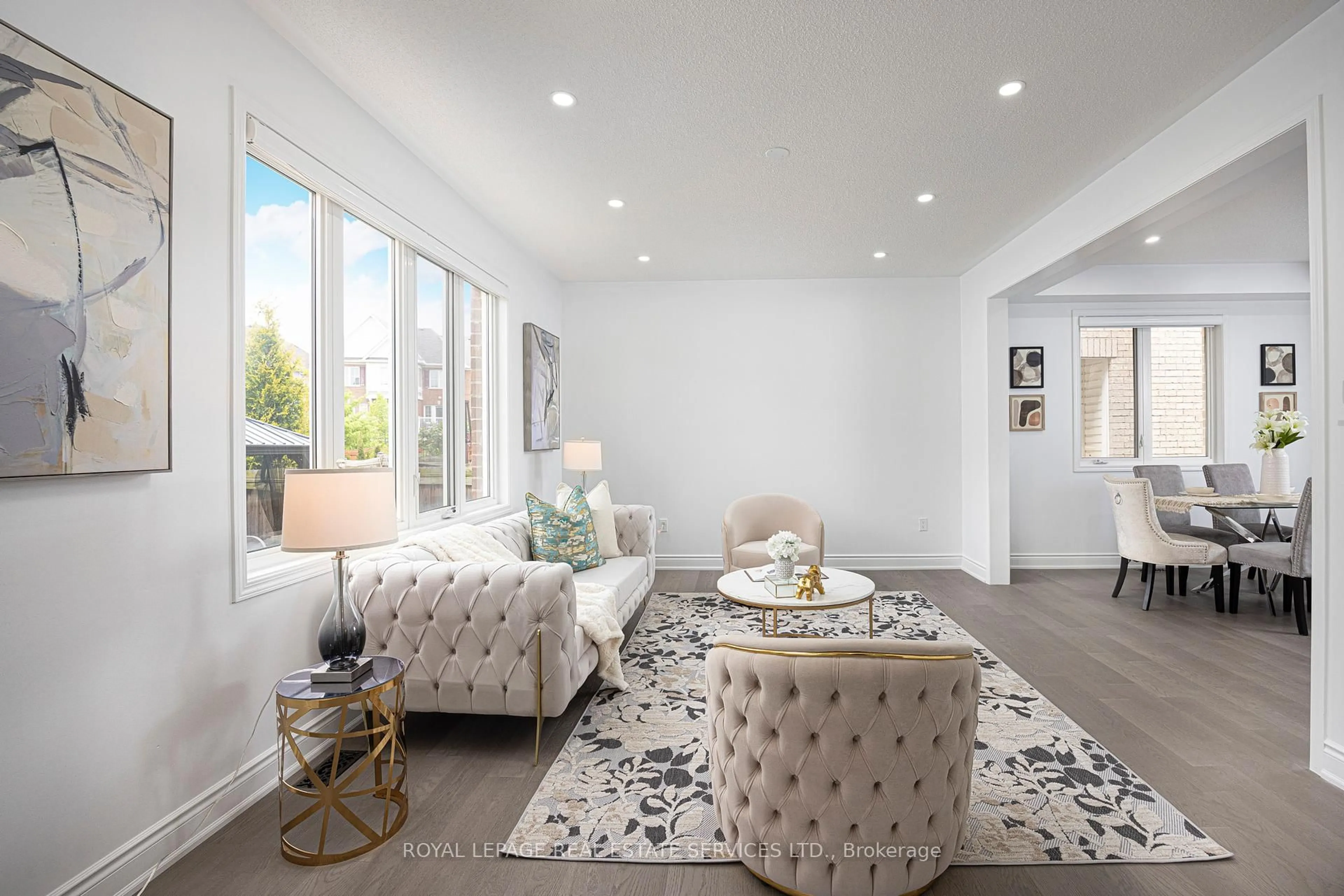 Living room with furniture, unknown for 1605 Copeland Circ, Milton Ontario L9T 8Y1