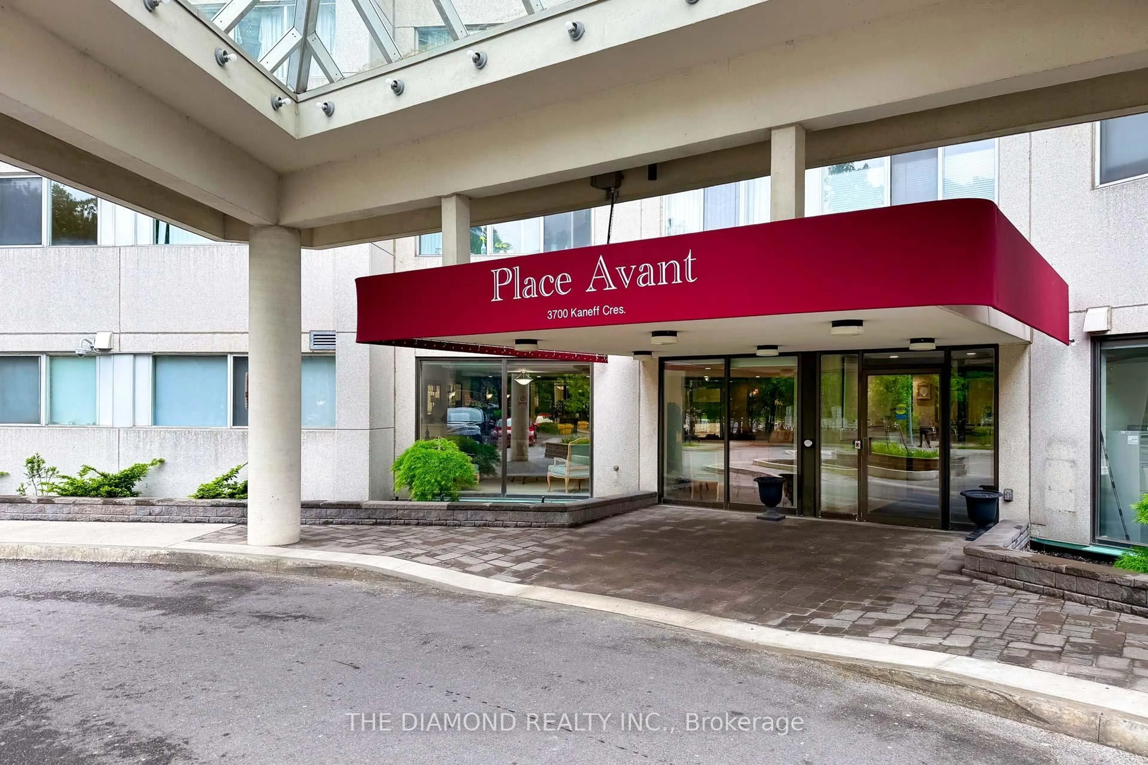 Indoor foyer for 3700 Kaneff Cres #1507, Mississauga Ontario L5A 4B8