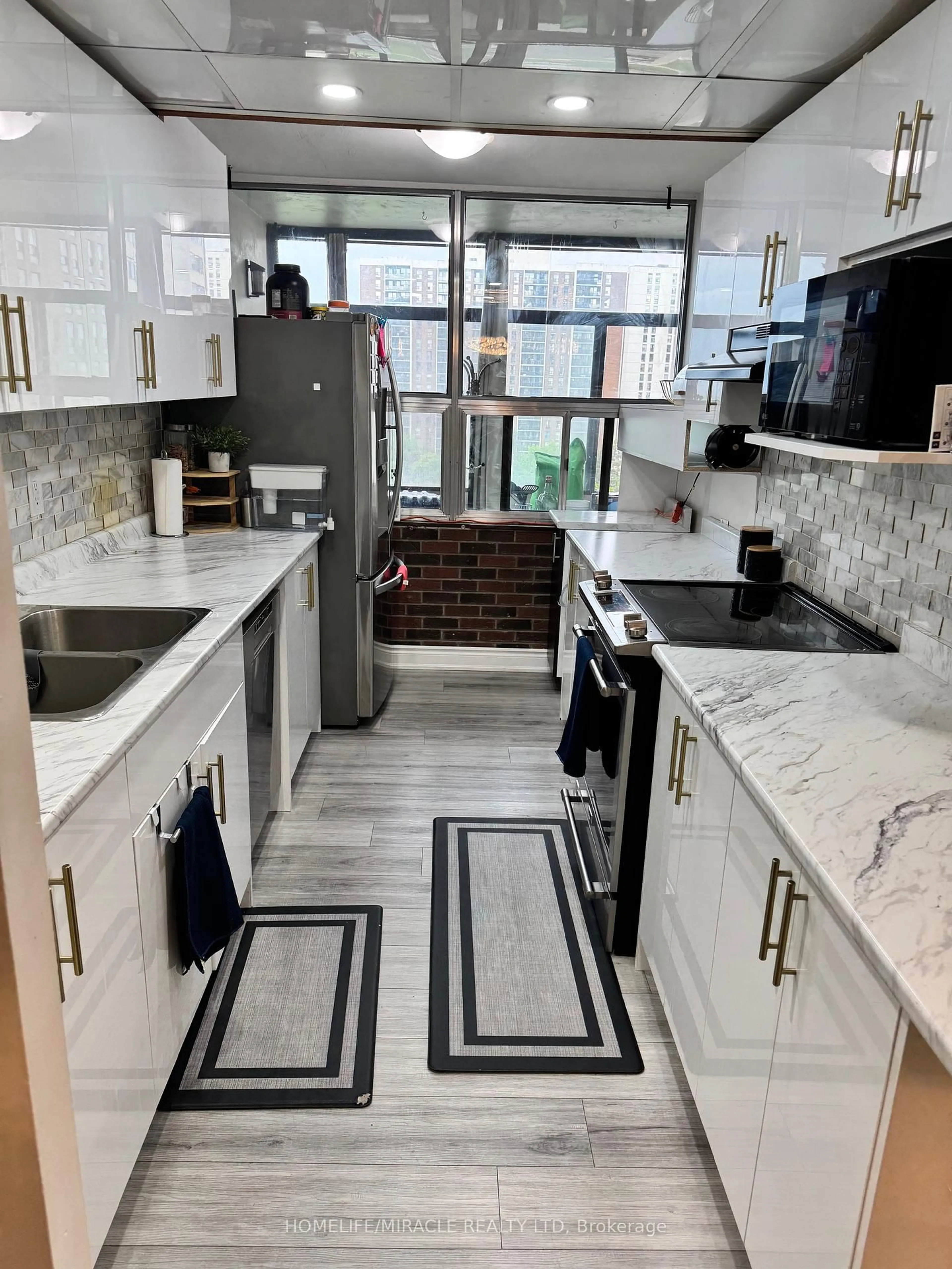 Contemporary kitchen, ceramic/tile floor for 25 Kensington Rd #809, Brampton Ontario L6T 3W8