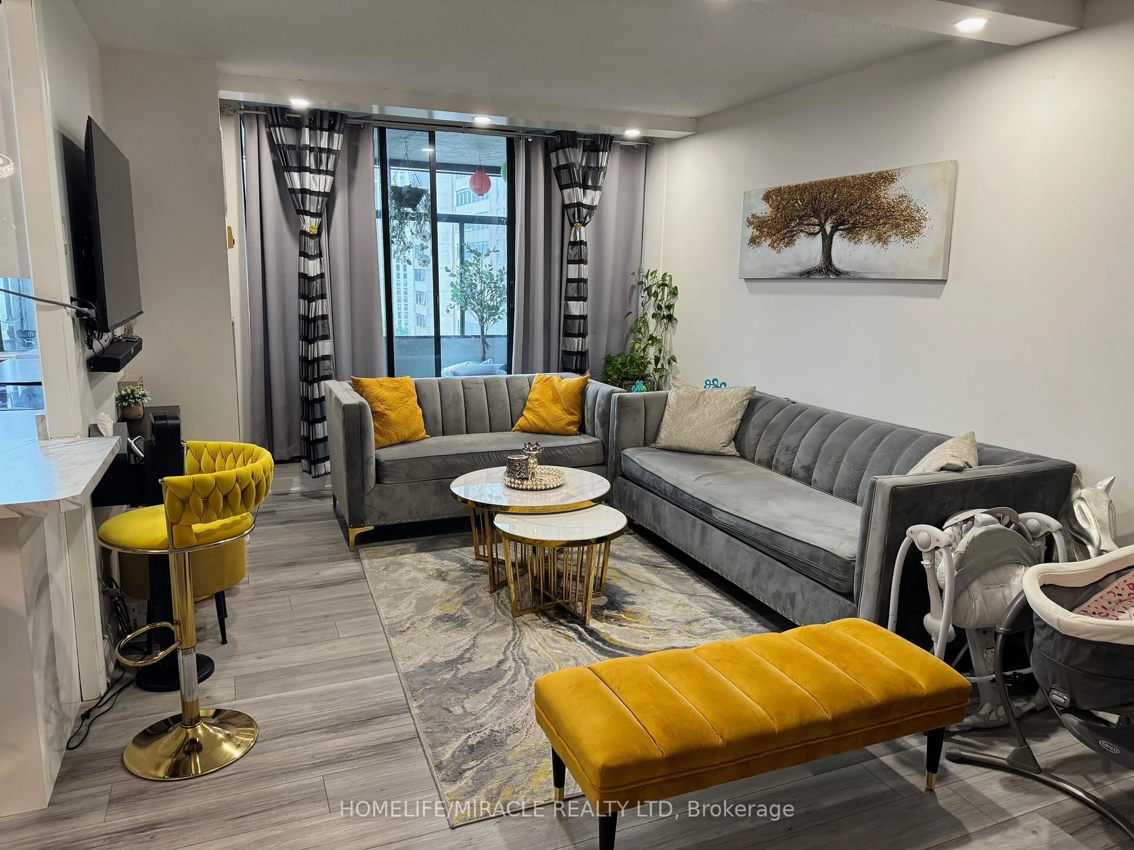 Living room with furniture, unknown for 25 Kensington Rd #809, Brampton Ontario L6T 3W8
