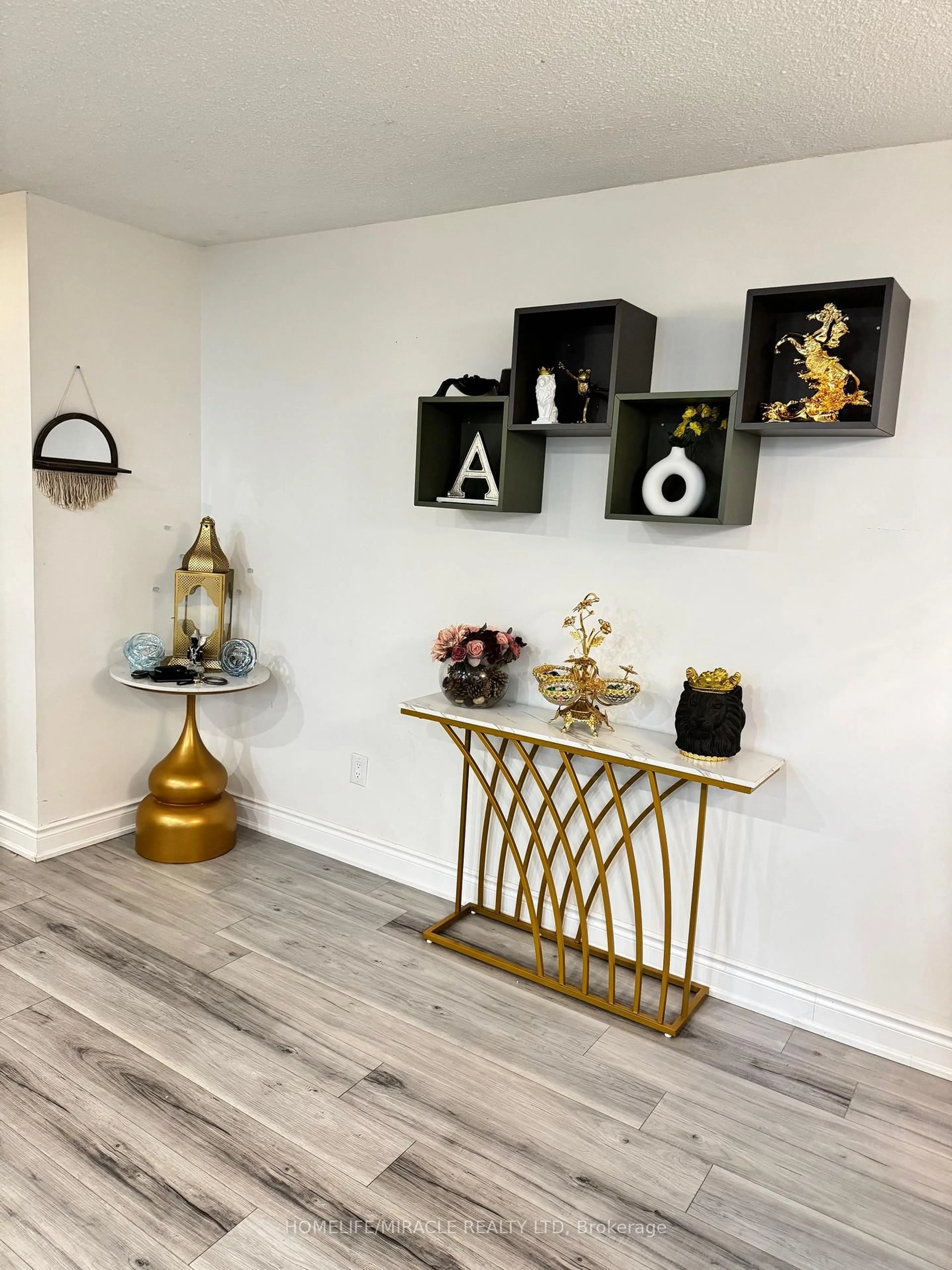 Indoor entryway for 25 Kensington Rd #809, Brampton Ontario L6T 3W8