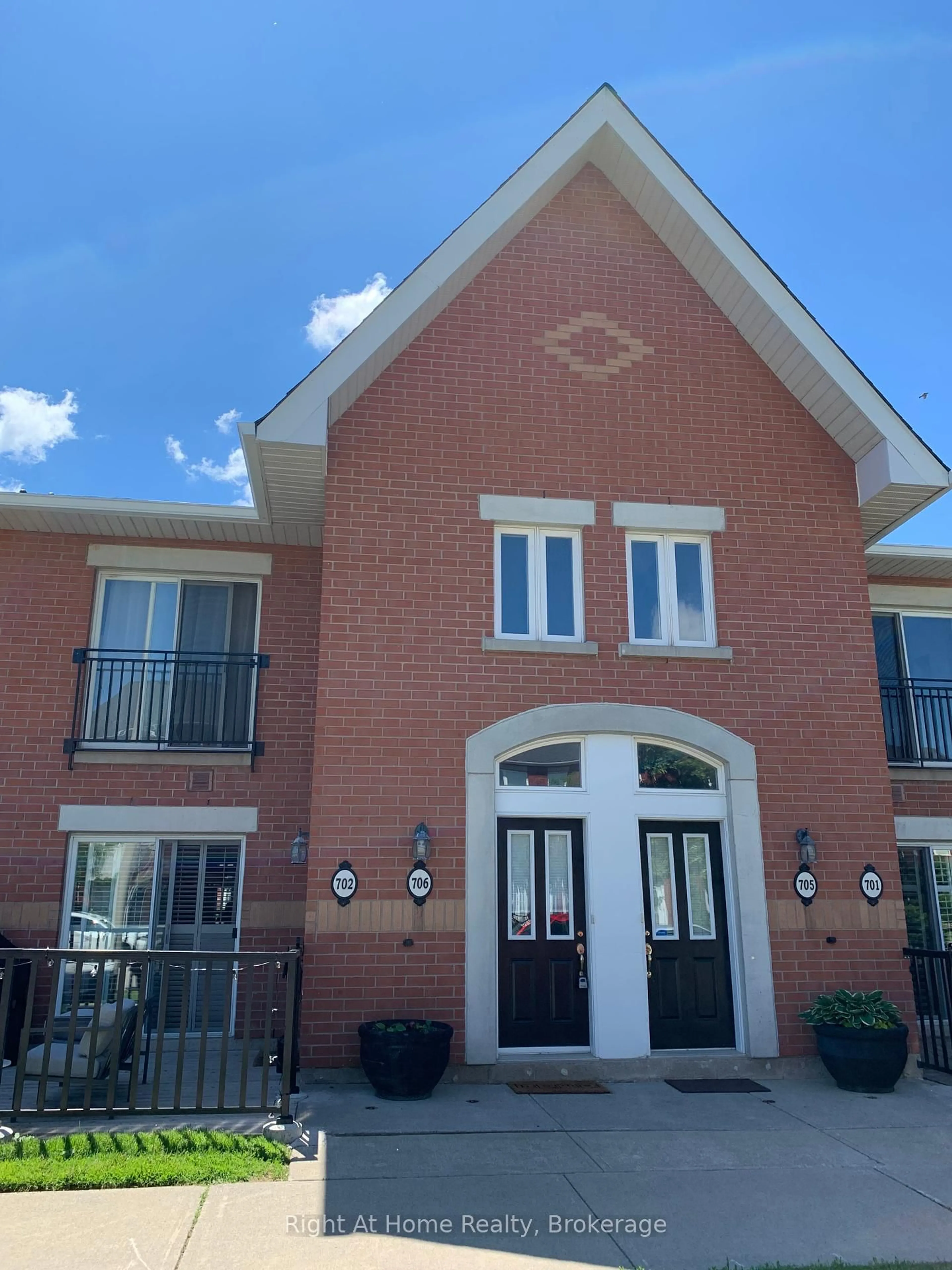 Home with brick exterior material, building for 1701 Lampman Ave #706, Burlington Ontario L7L 6R7