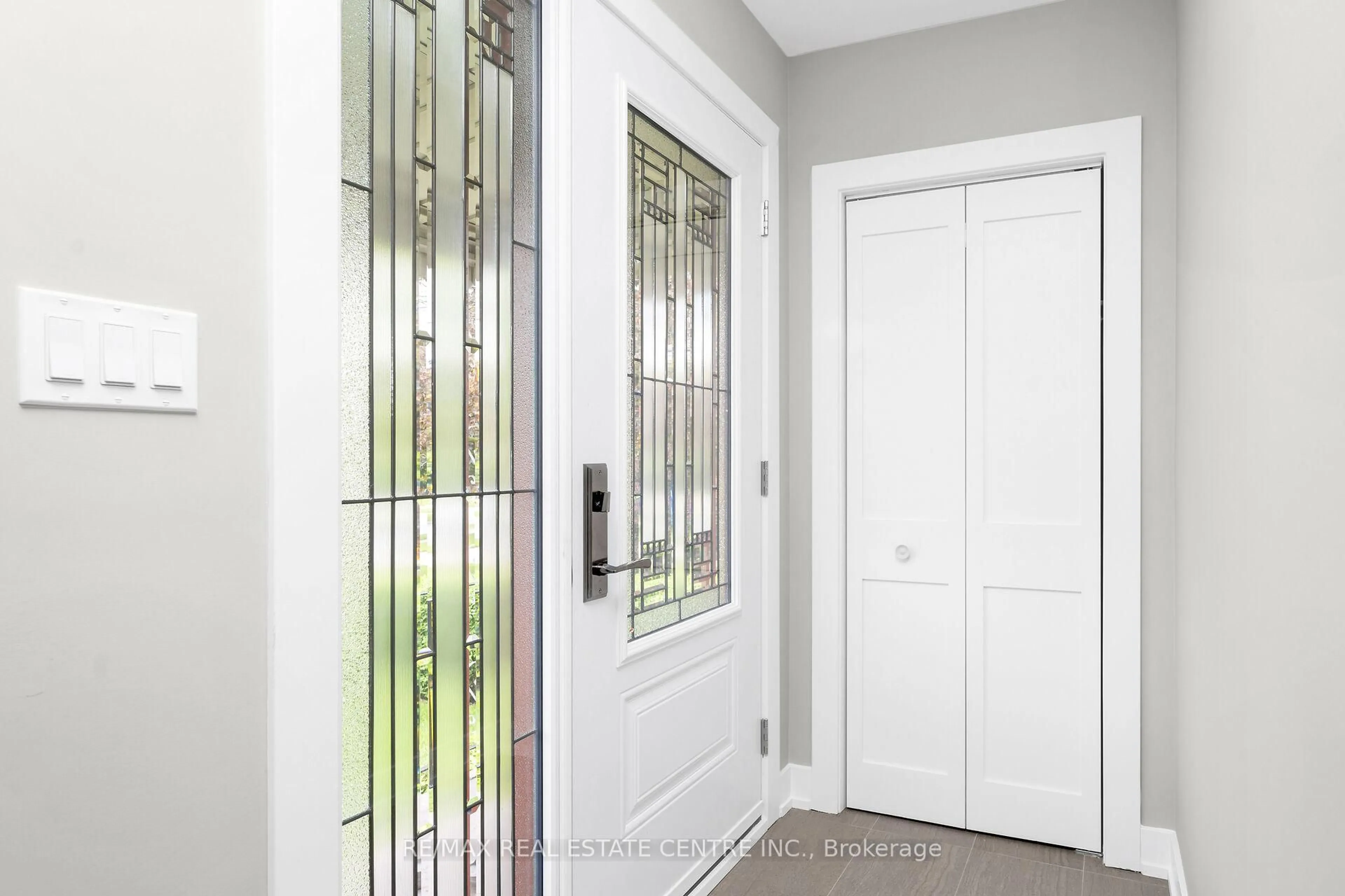 Indoor entryway for 46 Moultrey Cres, Halton Hills Ontario L7G 4N5