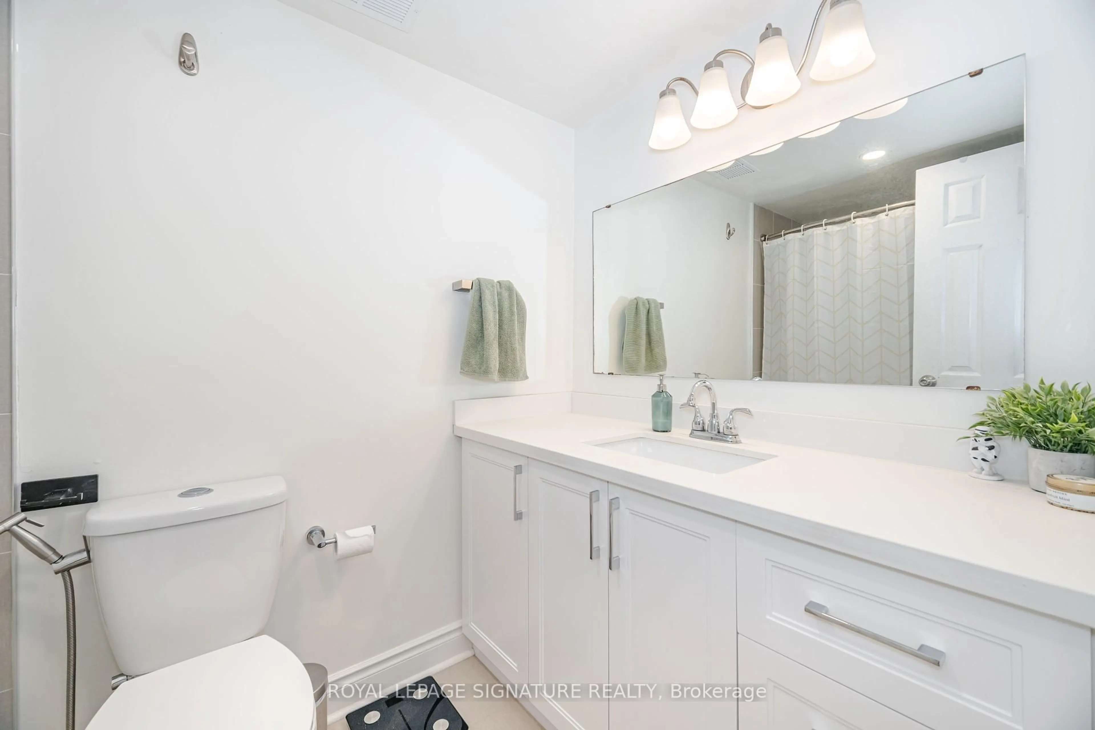 Standard bathroom, ceramic/tile floor for 3170 Kirwin Ave #1003, Mississauga Ontario L5A 3R1