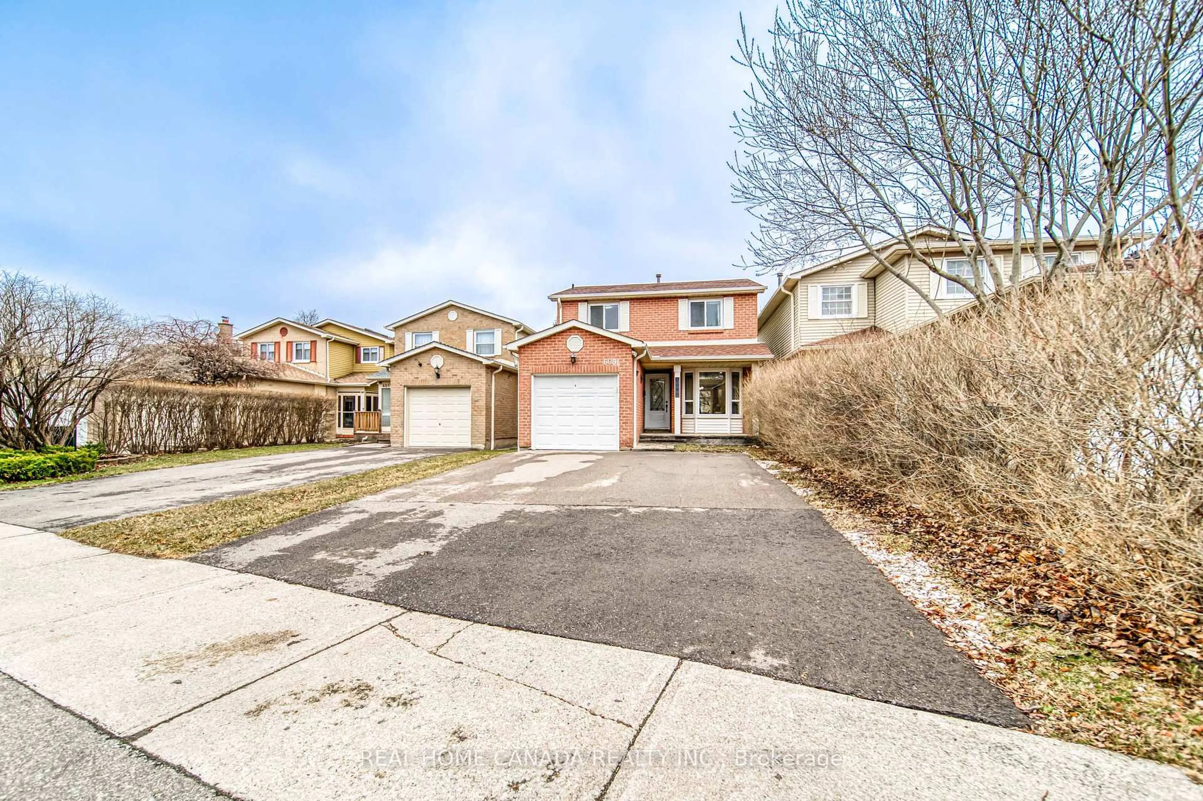 A pic from outside/outdoor area/front of a property/back of a property/a pic from drone, street for 6051 Fullerton Cres, Mississauga Ontario L5N 3A3