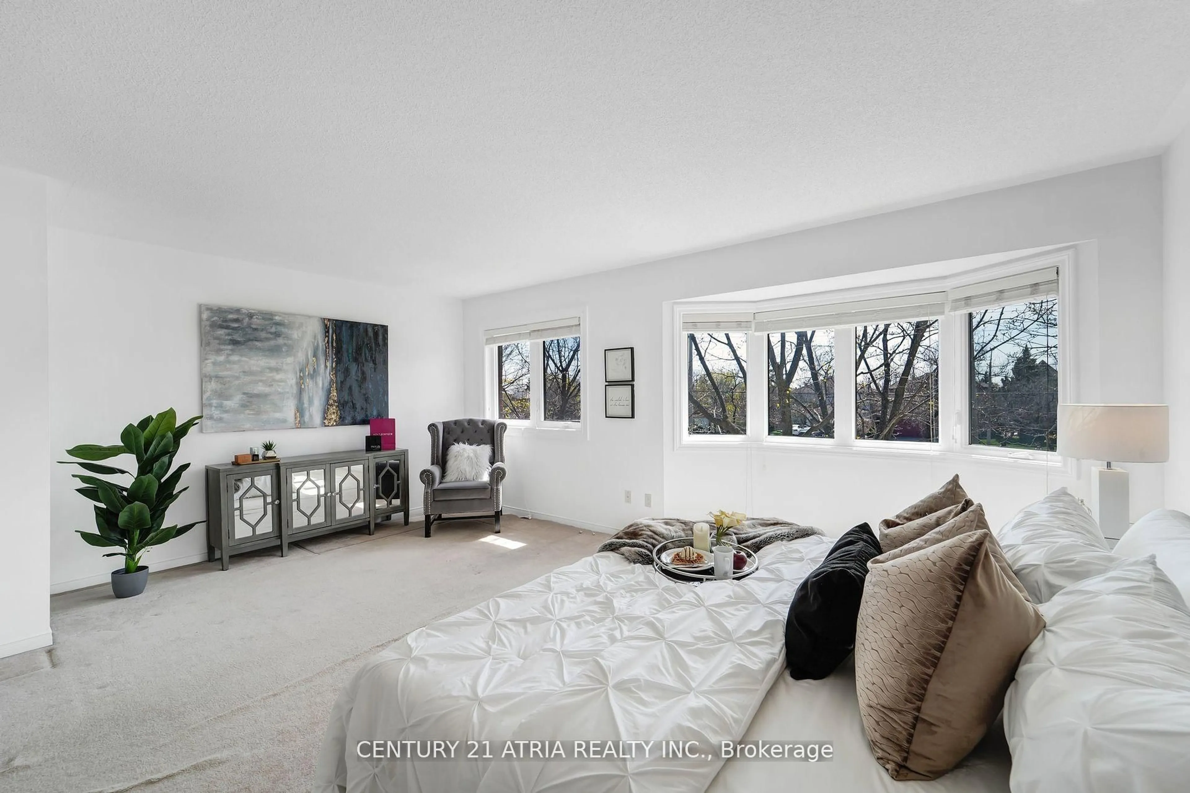 Living room with furniture, unknown for 1485 Torrington Dr #33, Mississauga Ontario L5V 1Y3