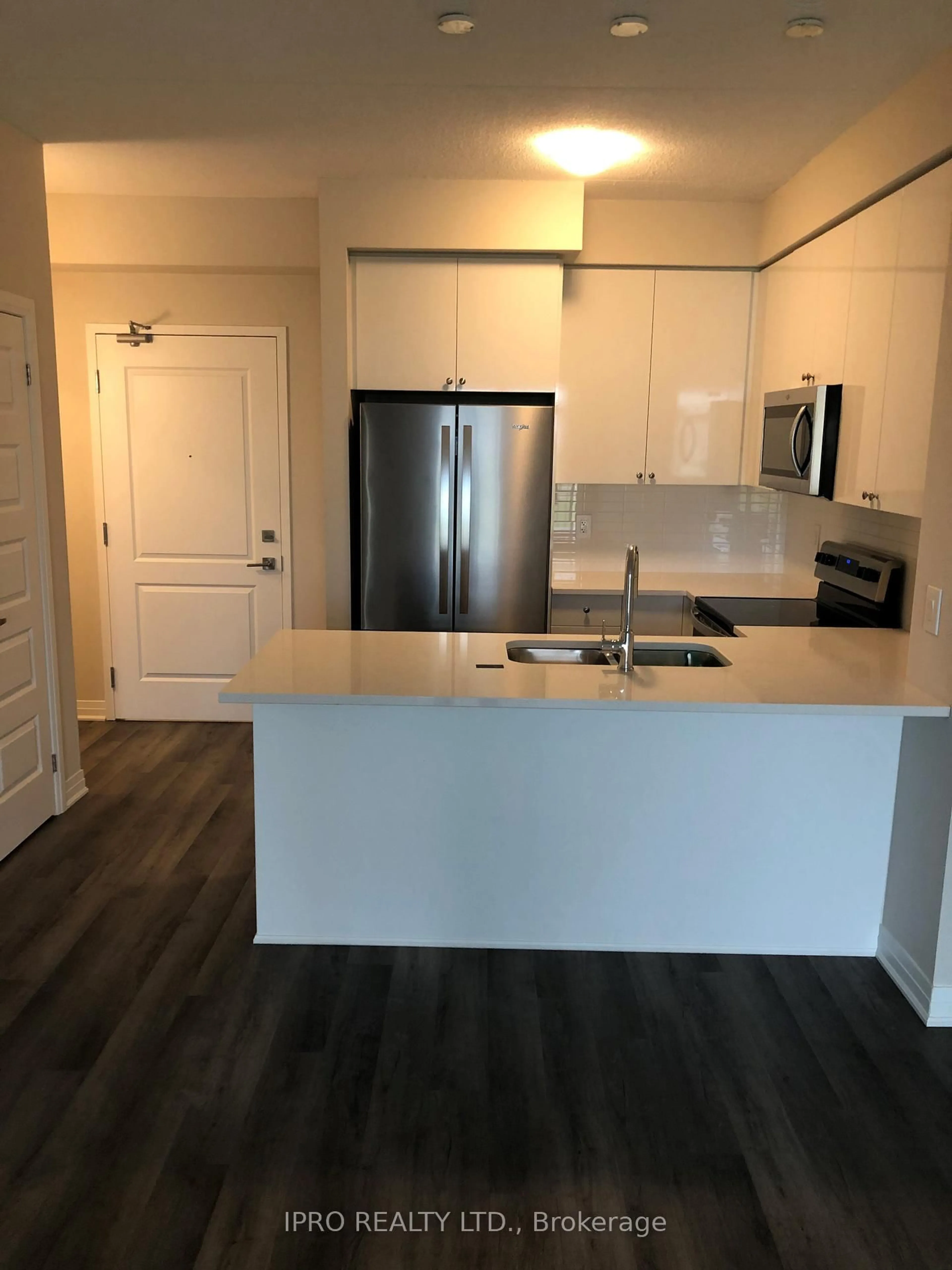 Open concept kitchen, wood/laminate floor for 610 Farmstead Dr #326, Milton Ontario L9T 7W2
