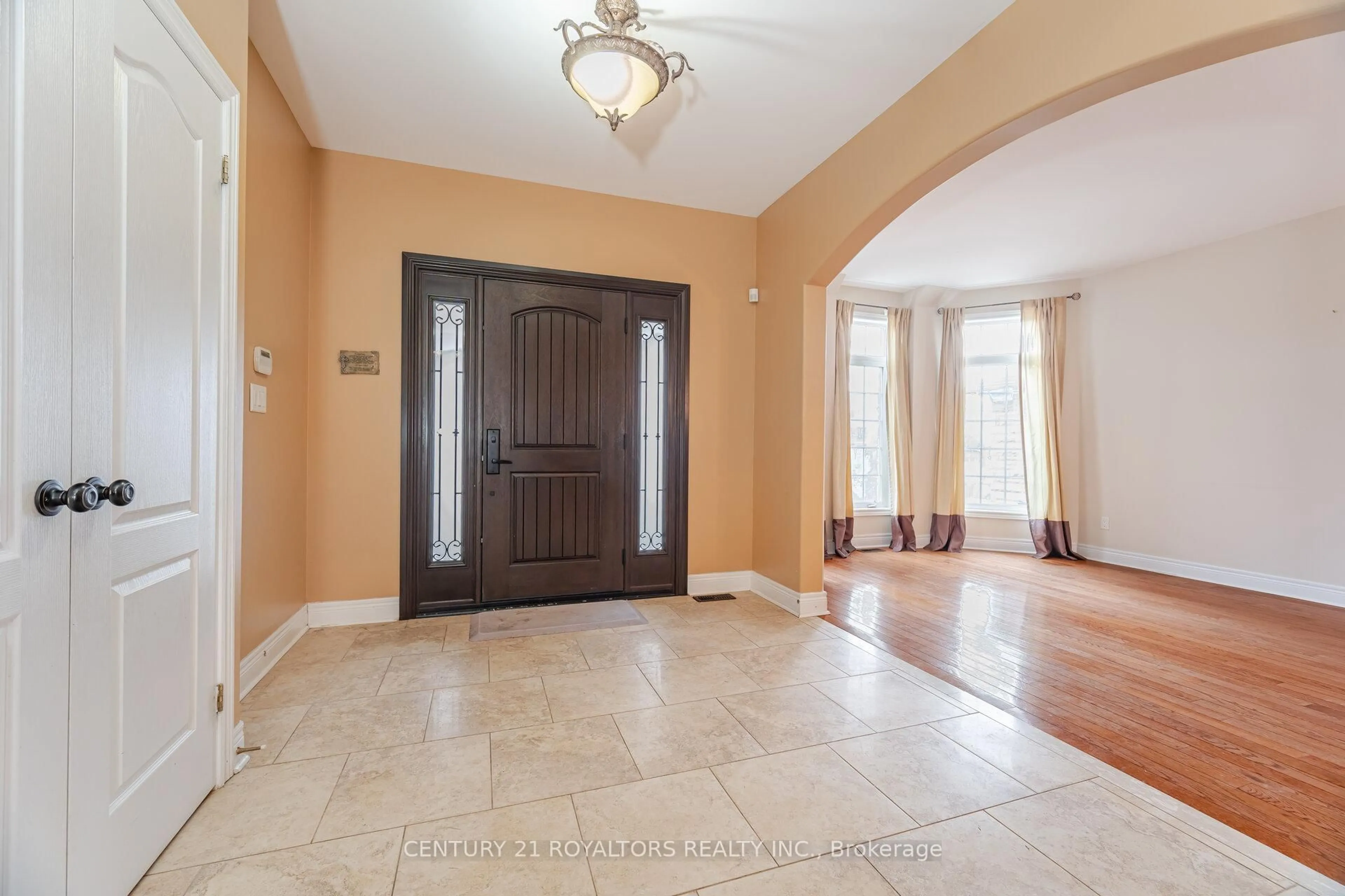 Indoor foyer for 67 Saint Hubert Dr, Brampton Ontario L6P 1Y5
