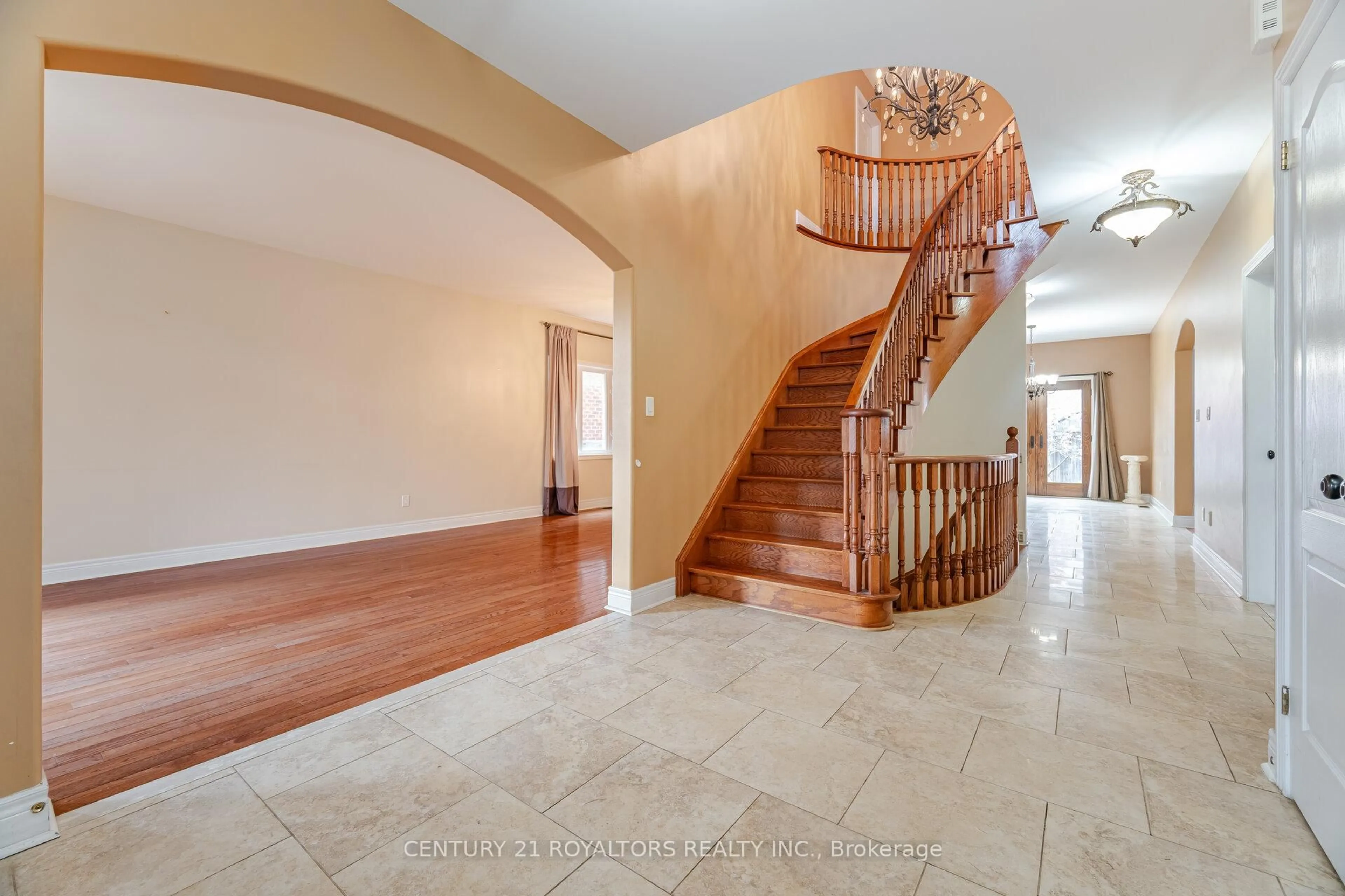 Indoor foyer for 67 Saint Hubert Dr, Brampton Ontario L6P 1Y5