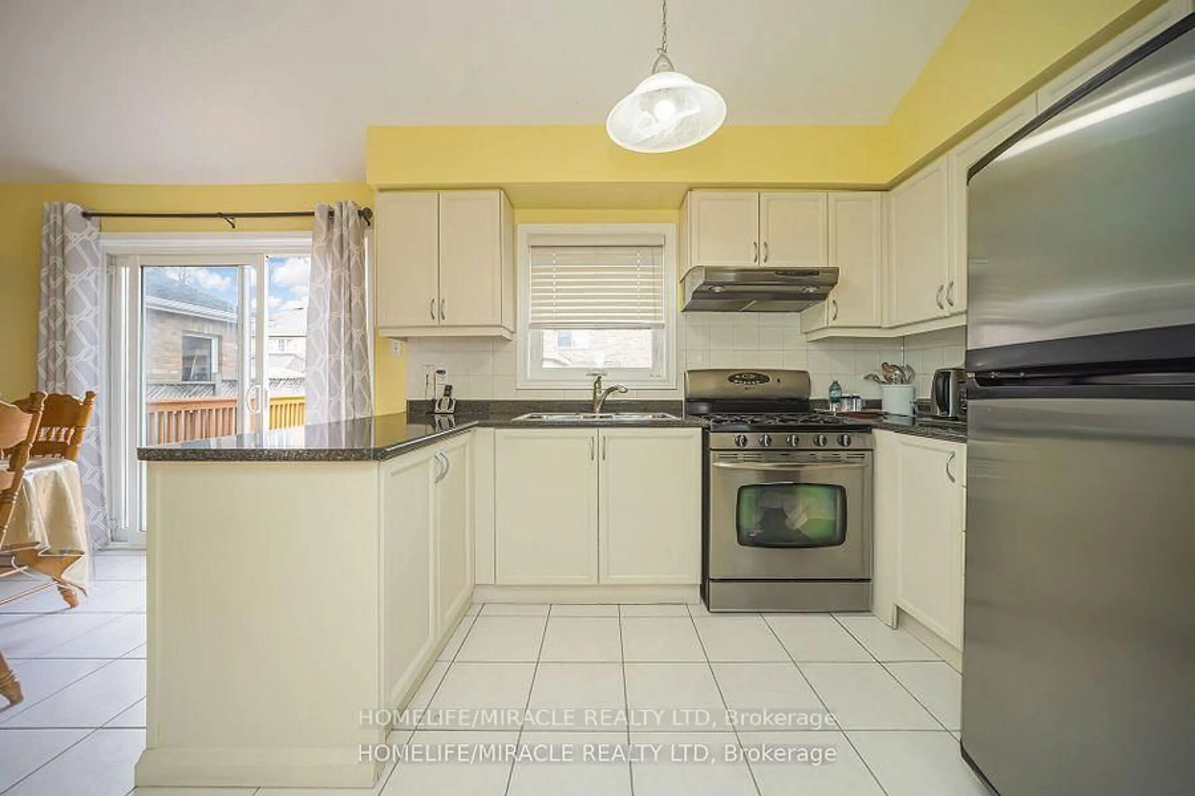 Standard kitchen, unknown for 31 Larkspur N/A, Brampton Ontario L6R 1W8