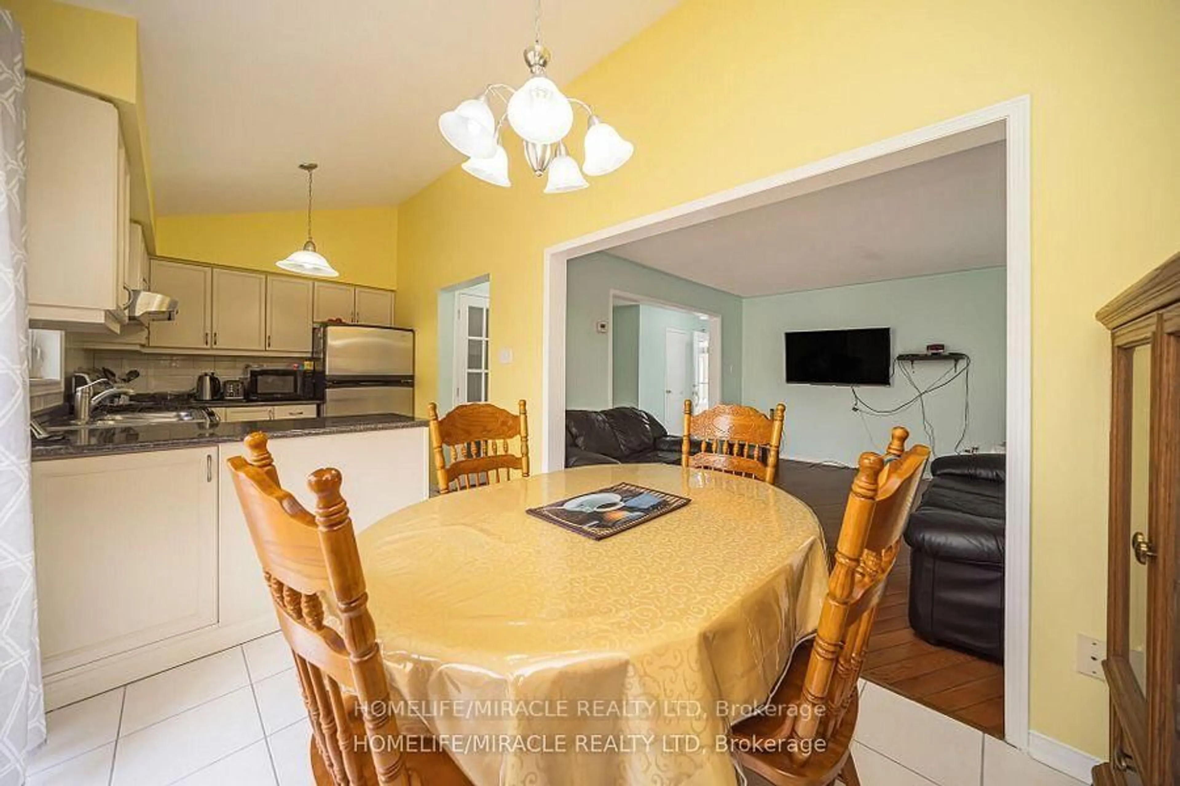Dining room, ceramic/tile floor for 31 Larkspur N/A, Brampton Ontario L6R 1W8