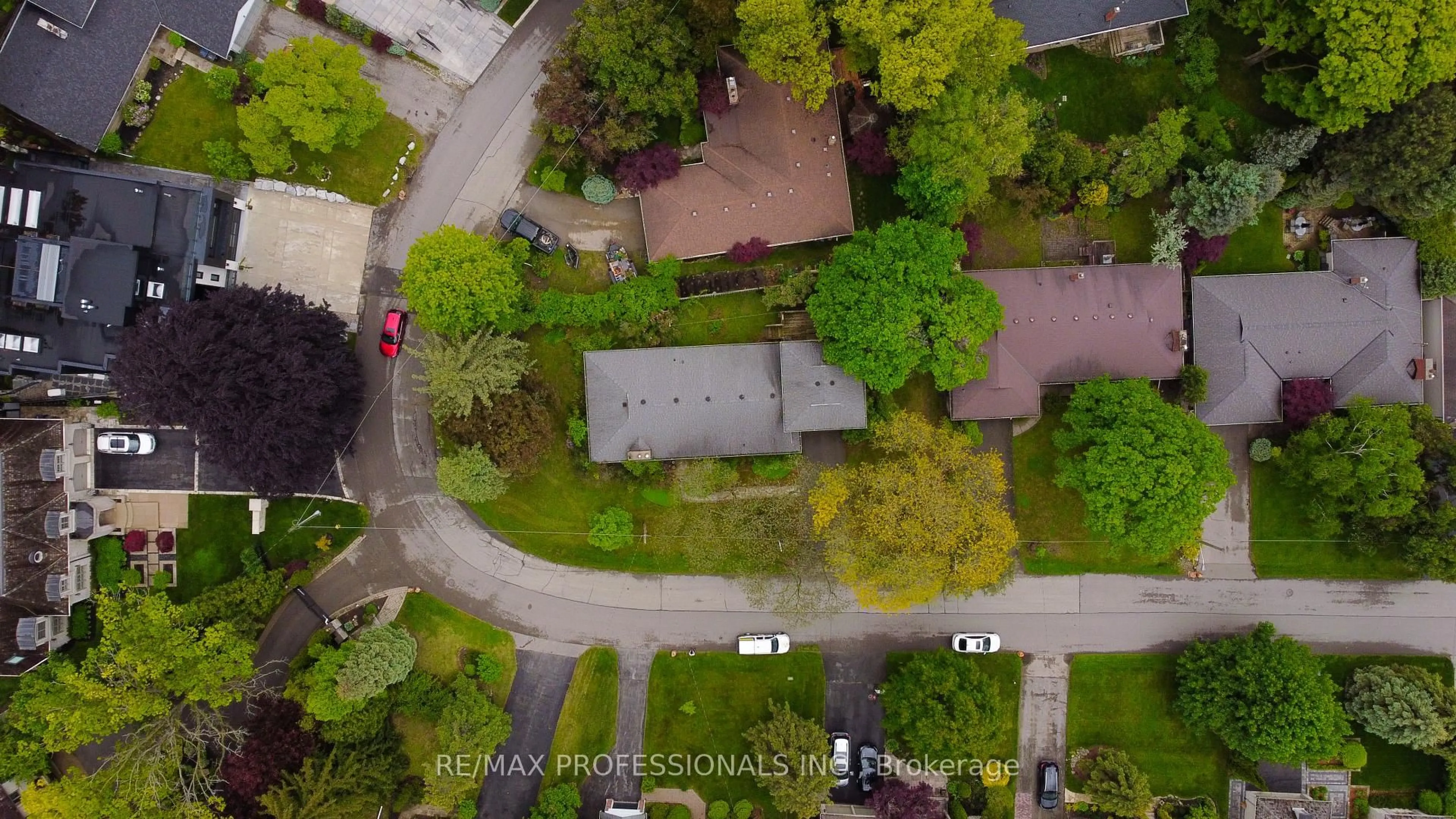 A pic from outside/outdoor area/front of a property/back of a property/a pic from drone, street for 88 Valecrest Dr, Toronto Ontario M9A 4P6