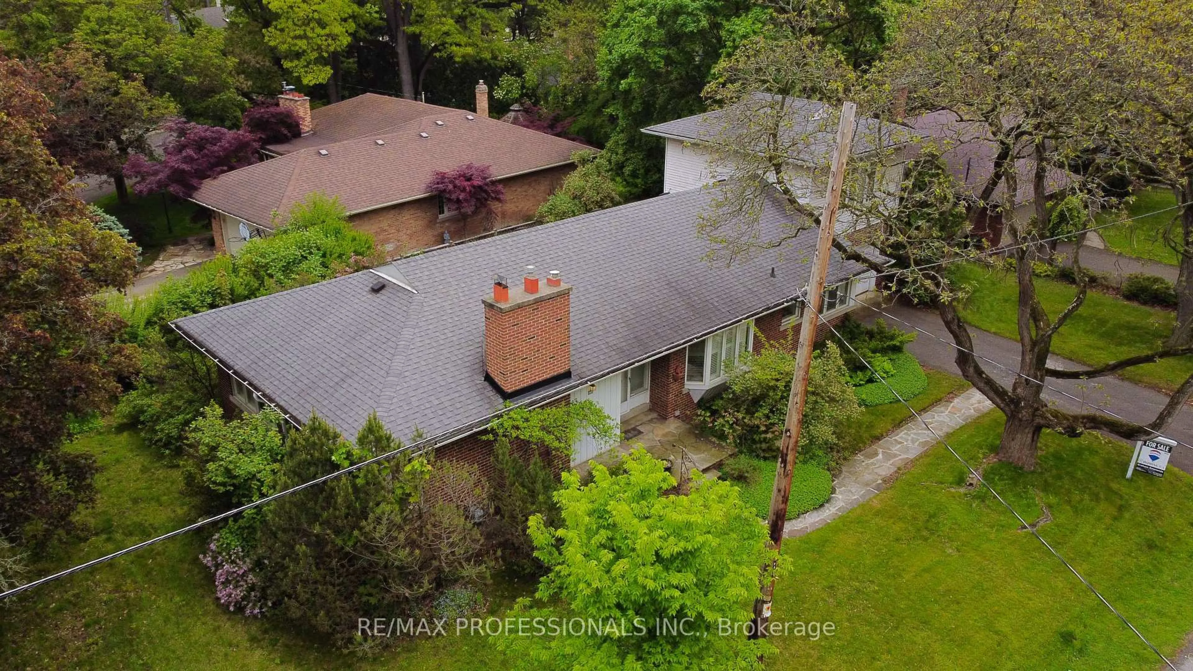 A pic from outside/outdoor area/front of a property/back of a property/a pic from drone, street for 88 Valecrest Dr, Toronto Ontario M9A 4P6