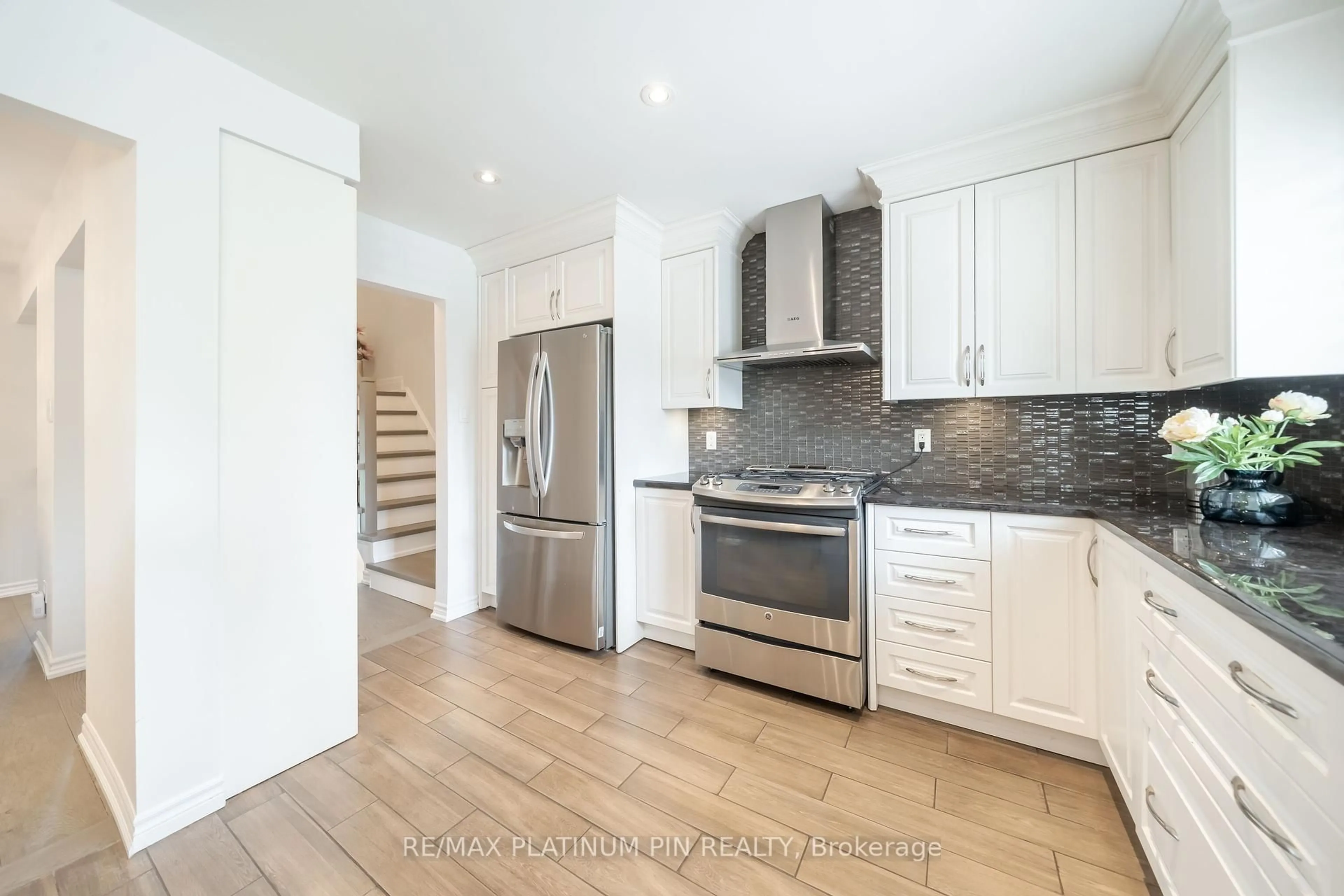 Open concept kitchen, wood/laminate floor for 1855 Maple Ridge Dr #33, Mississauga Ontario L4W 2N7
