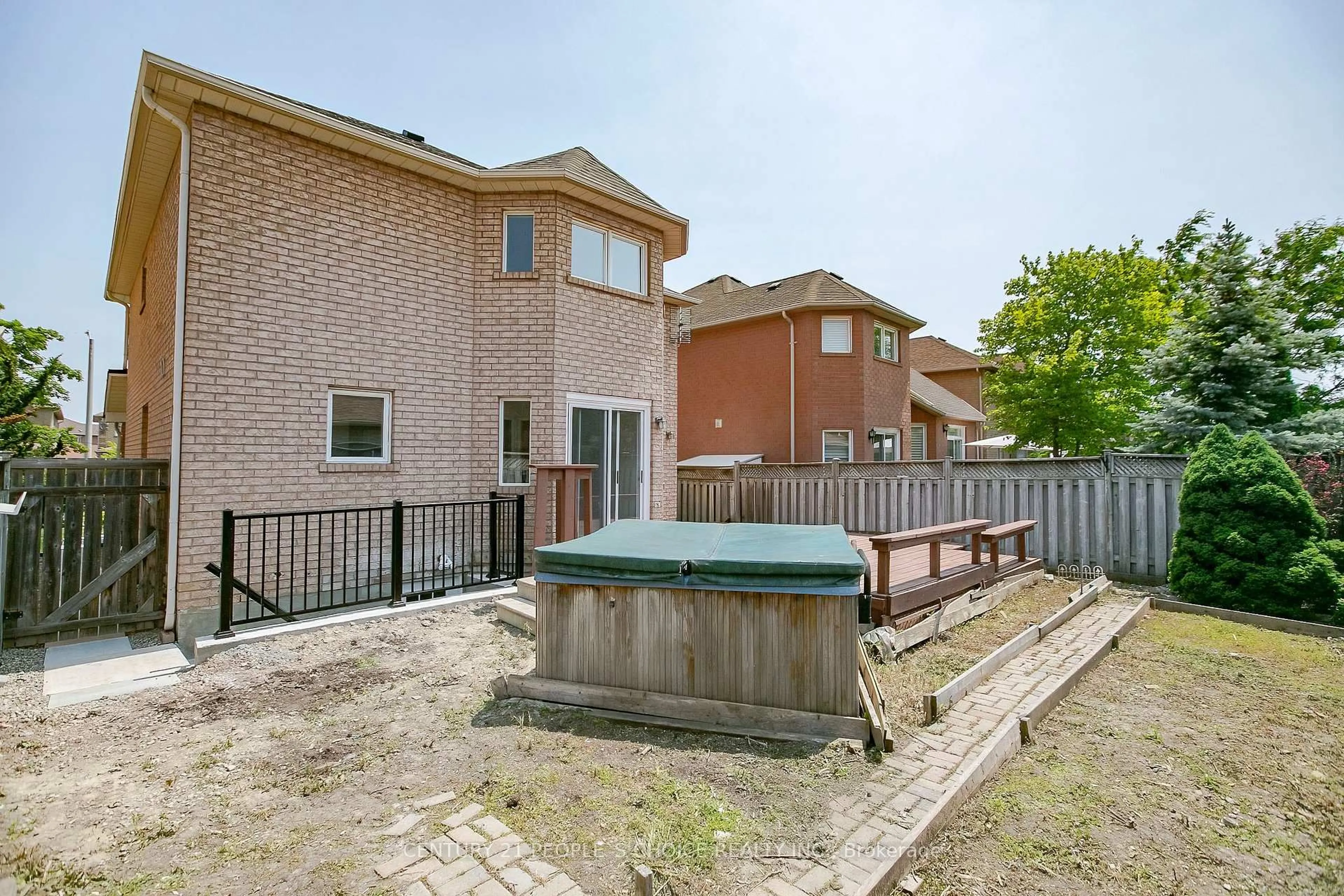 Patio, street for 46 Creekwood Dr, Brampton Ontario L7A 1J3