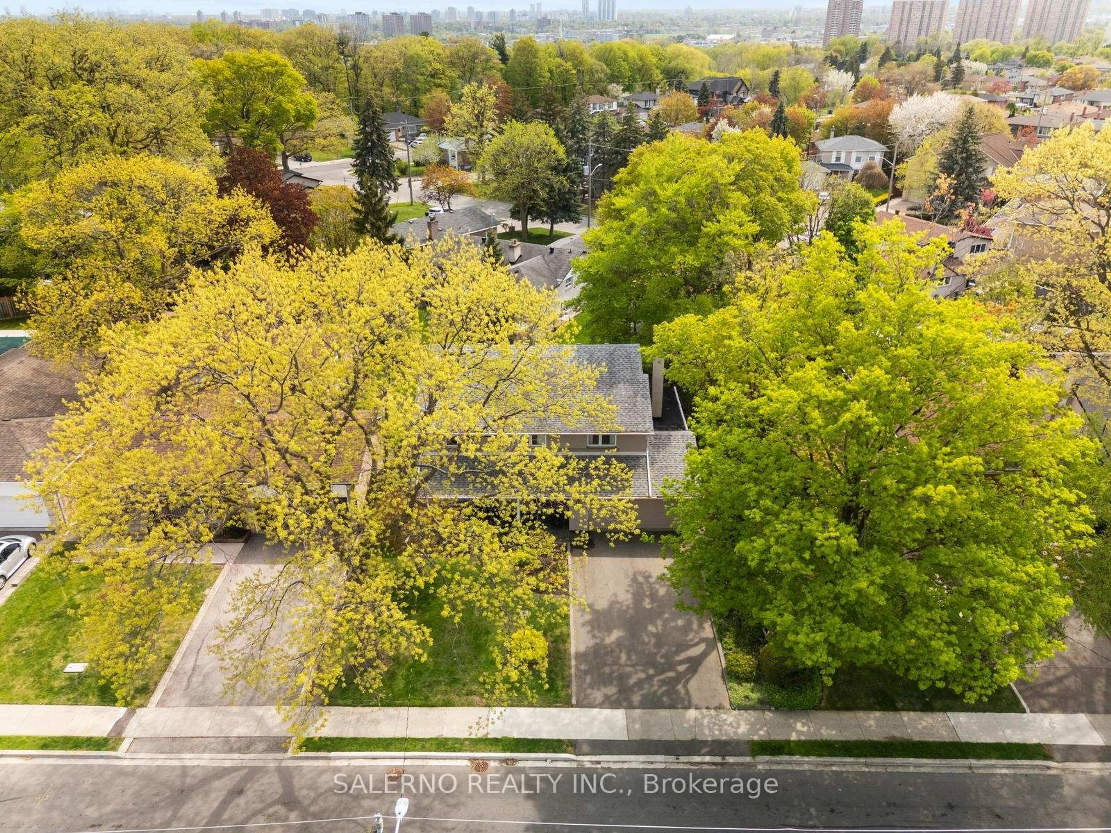 A pic from outside/outdoor area/front of a property/back of a property/a pic from drone, street for 26 Buxton Rd, Toronto Ontario M3M 1Y5