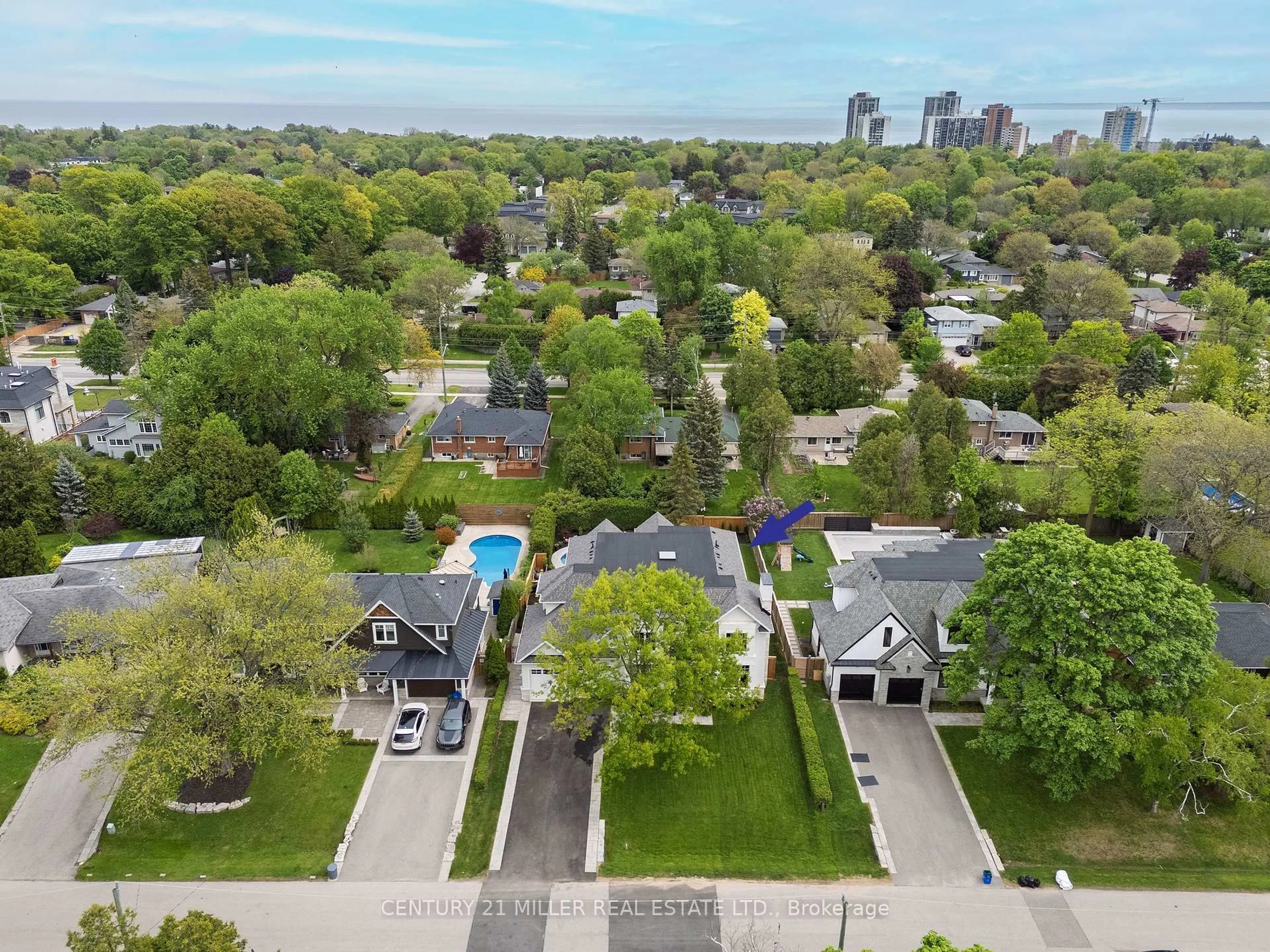 A pic from outside/outdoor area/front of a property/back of a property/a pic from drone, unknown for 331 Sandlewood Rd, Oakville Ontario L6L 3R9