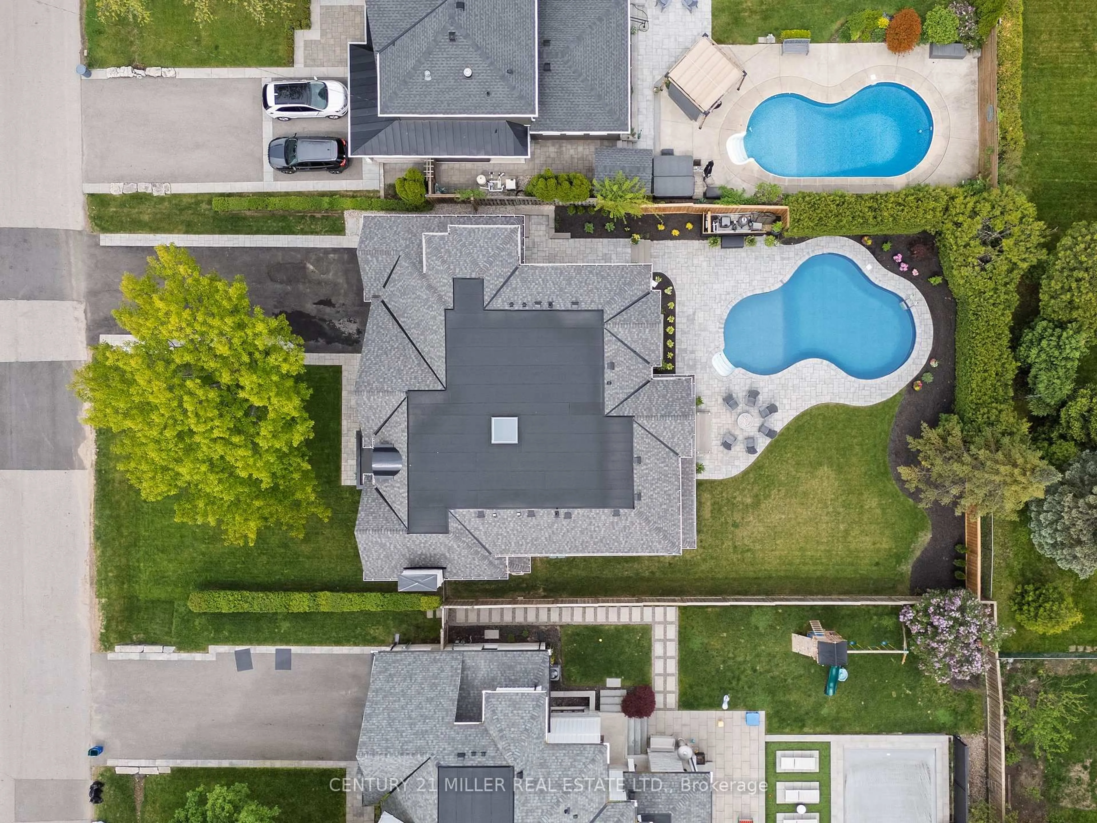 A pic from outside/outdoor area/front of a property/back of a property/a pic from drone, street for 331 Sandlewood Rd, Oakville Ontario L6L 3R9