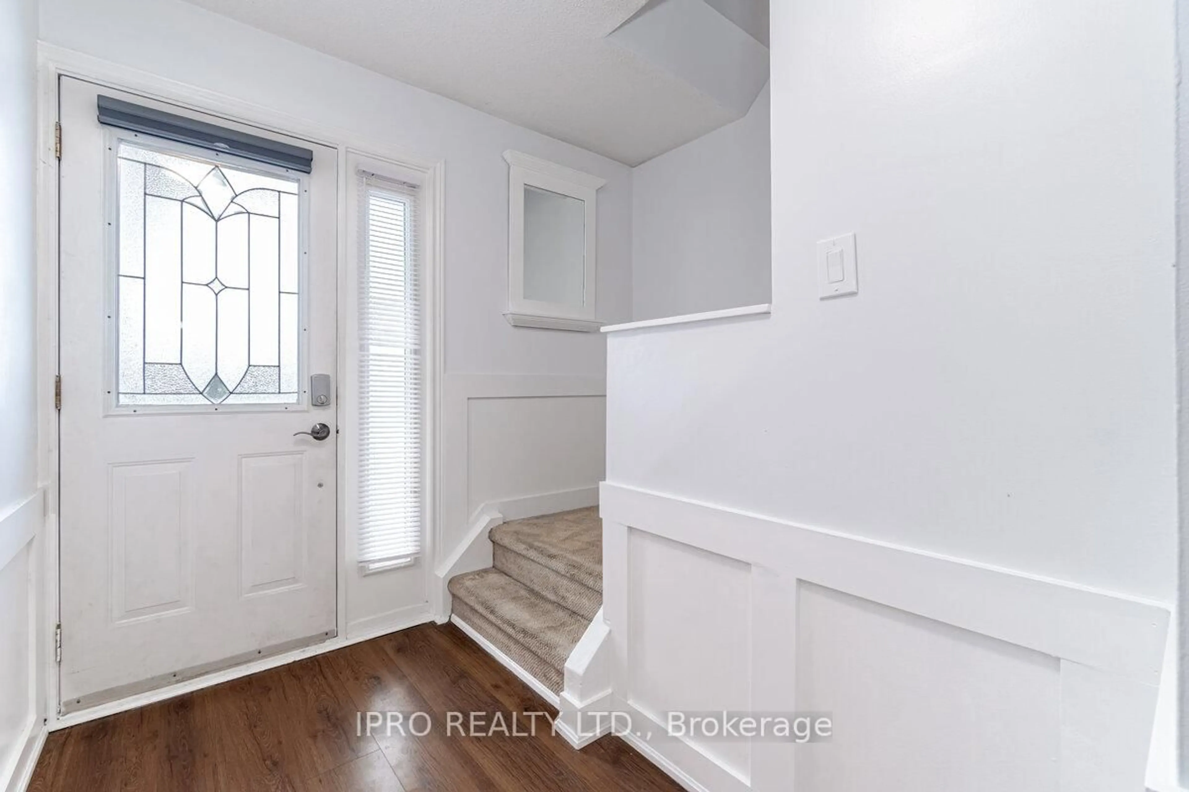 Indoor entryway for 258 Royal Salisbury Way, Brampton Ontario L6V 3H4