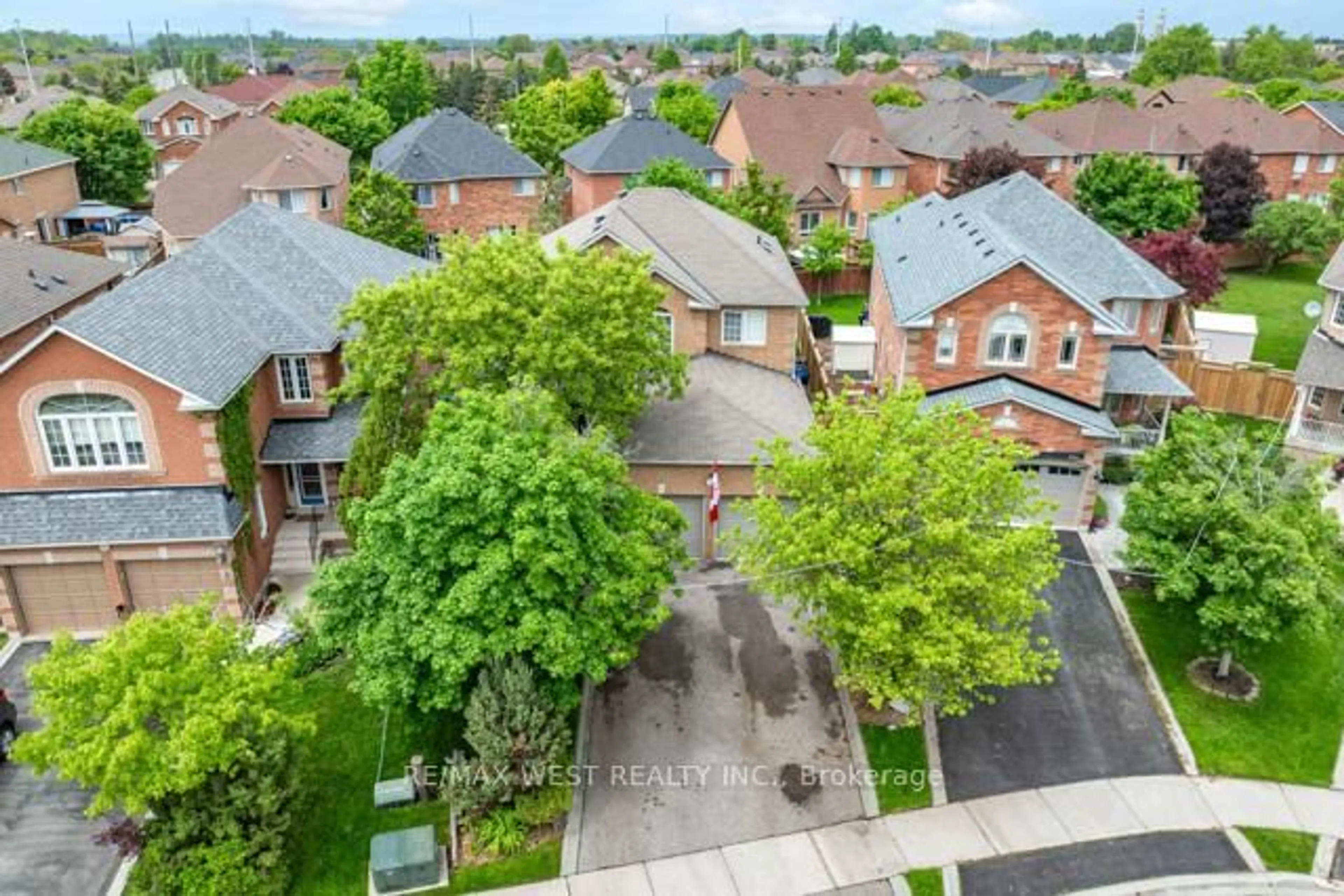 A pic from outside/outdoor area/front of a property/back of a property/a pic from drone, street for 57 Creekwood Dr, Brampton Ontario L7A 1J3