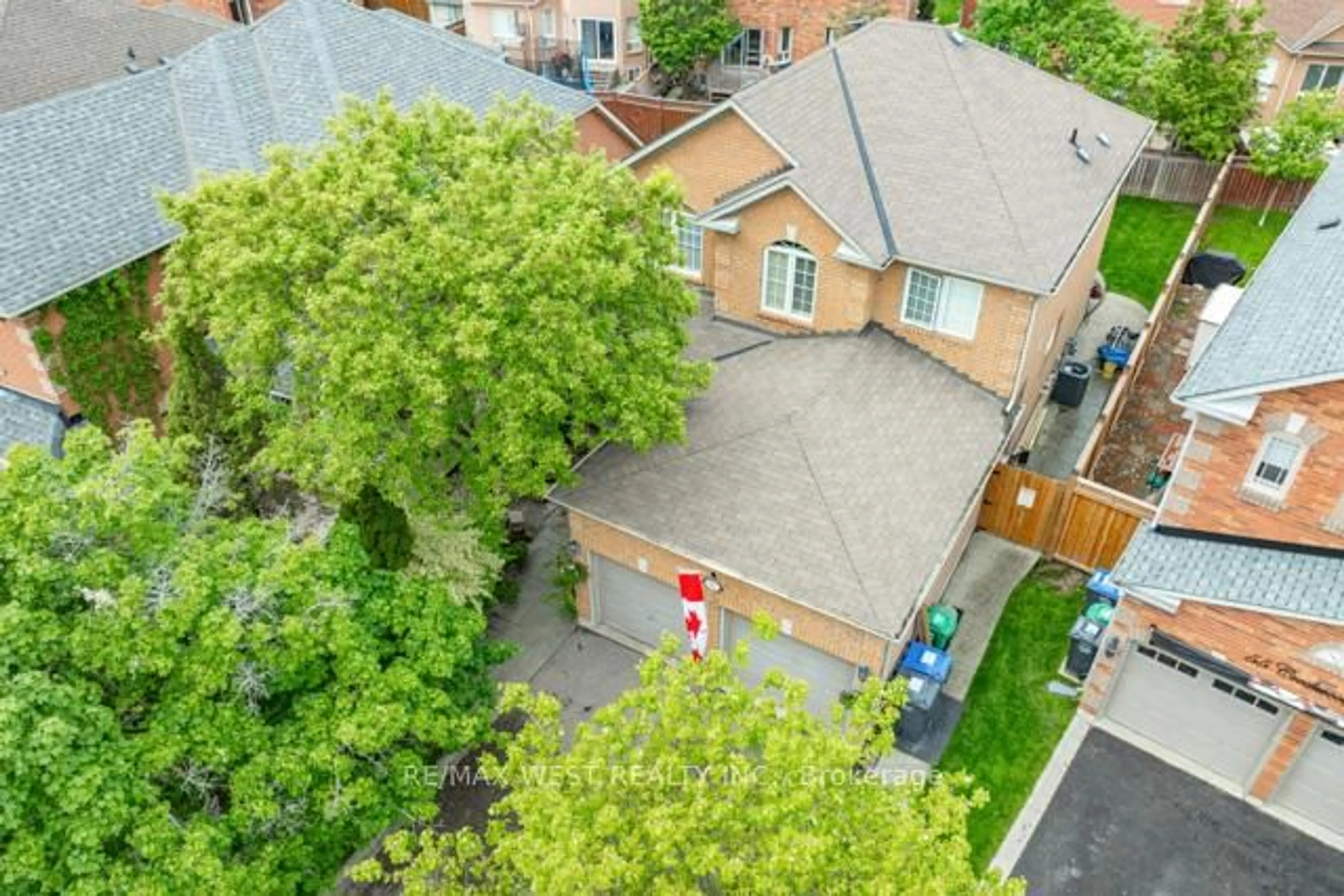A pic from outside/outdoor area/front of a property/back of a property/a pic from drone, street for 57 Creekwood Dr, Brampton Ontario L7A 1J3